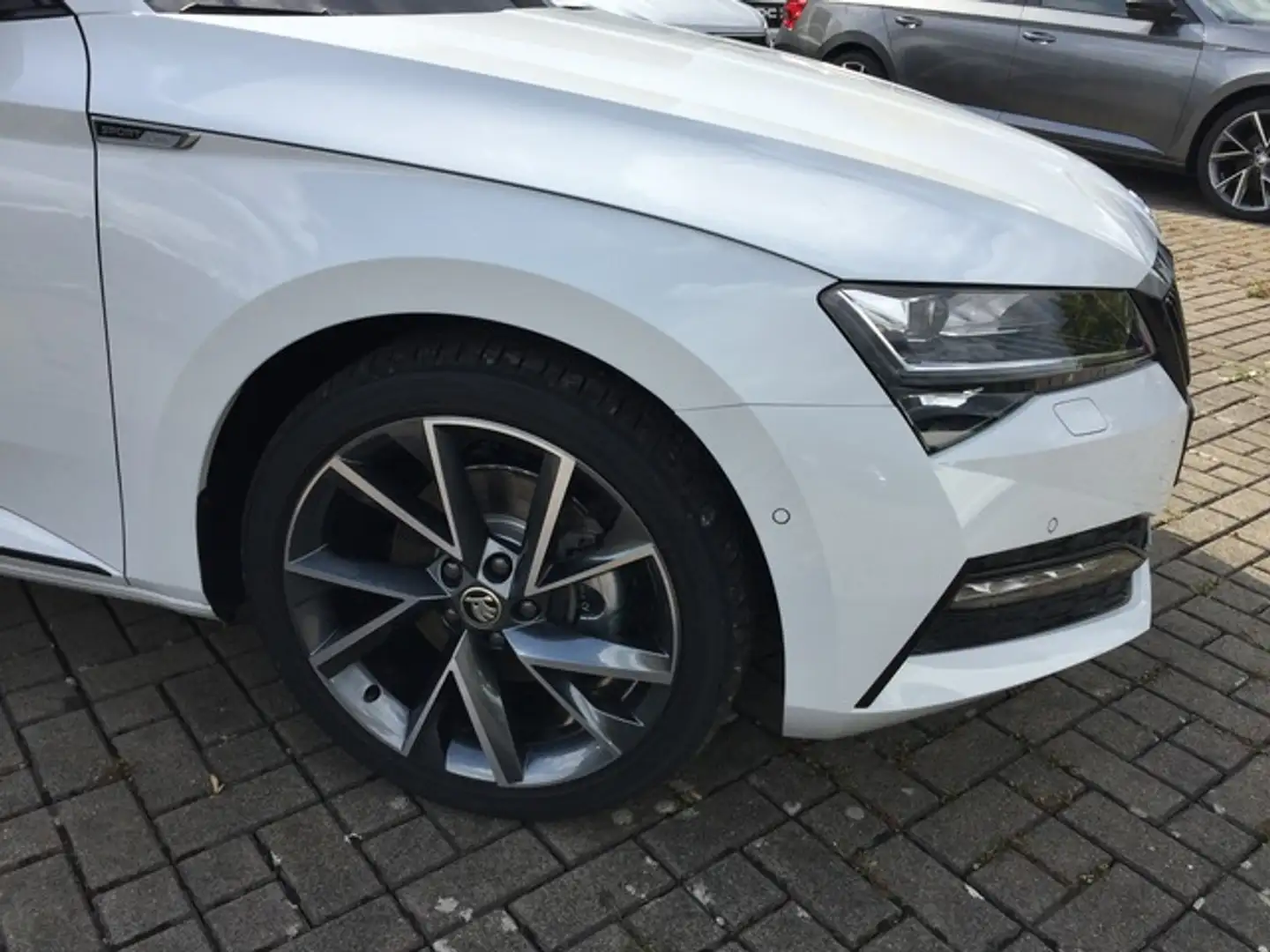 Skoda Superb 2.0 TDI DSG Sportline  + Kamera + AHK + Navi + Sit Blanc - 1