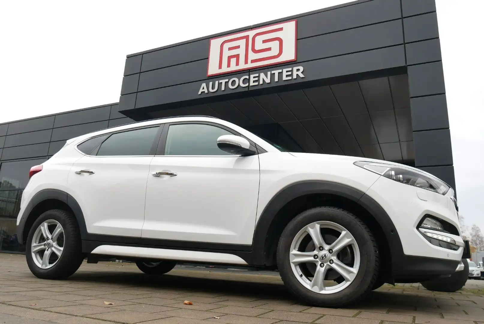 Hyundai TUCSON Premium 4WD Autom. LED Panorama AHK CAM Weiß - 1