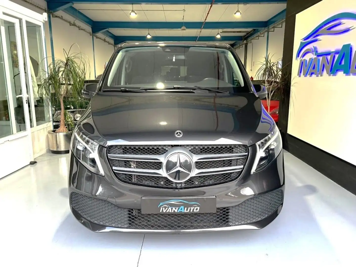 Mercedes-Benz 200 Clase V 220 d Avantgarde Largo Gris - 2