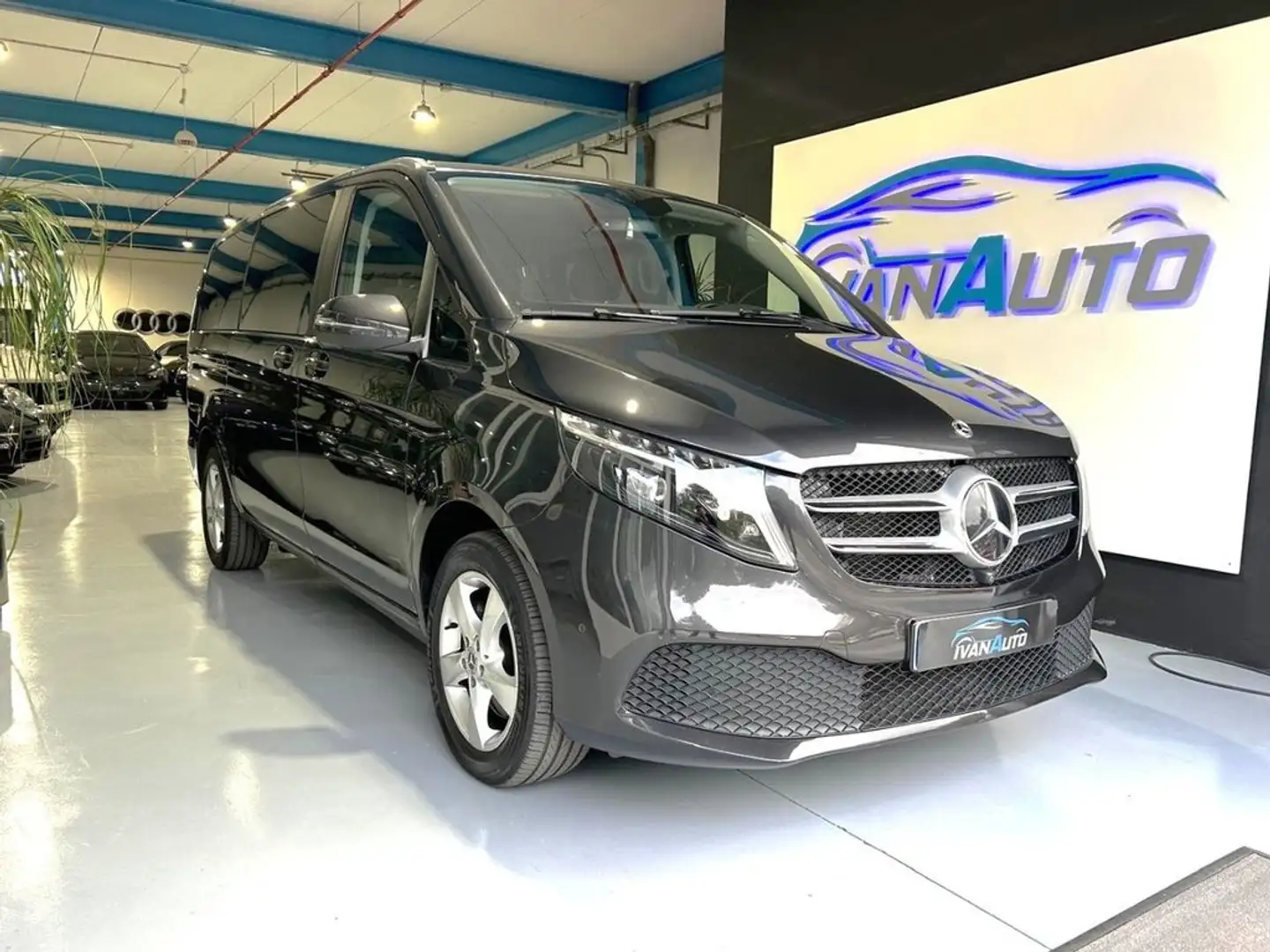 Mercedes-Benz 200 Clase V 220 d Avantgarde Largo Gris - 1