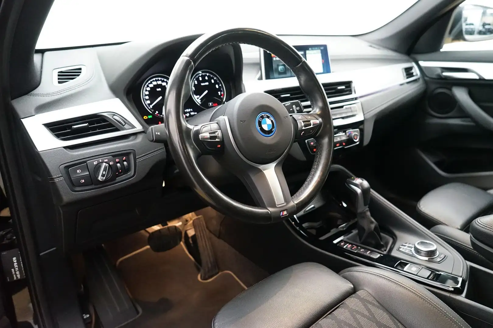 BMW X1 xDrive25e [xLine, Navi, AHK, RFK, SHZ, 18"] Schwarz - 2