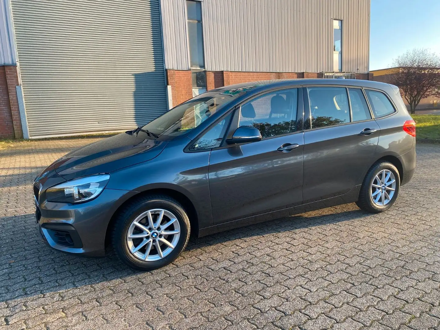 BMW 216 d Advantage*7 sitz*Navi*Leder* Grau - 2