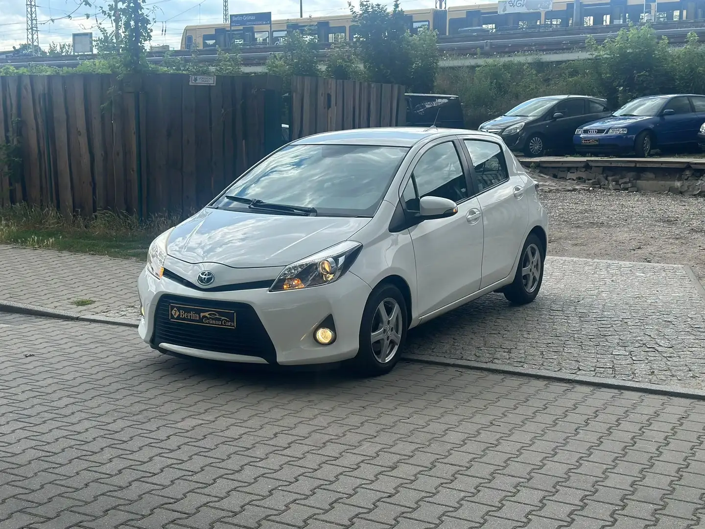 Toyota Yaris Hybrid Basis Blanc - 1