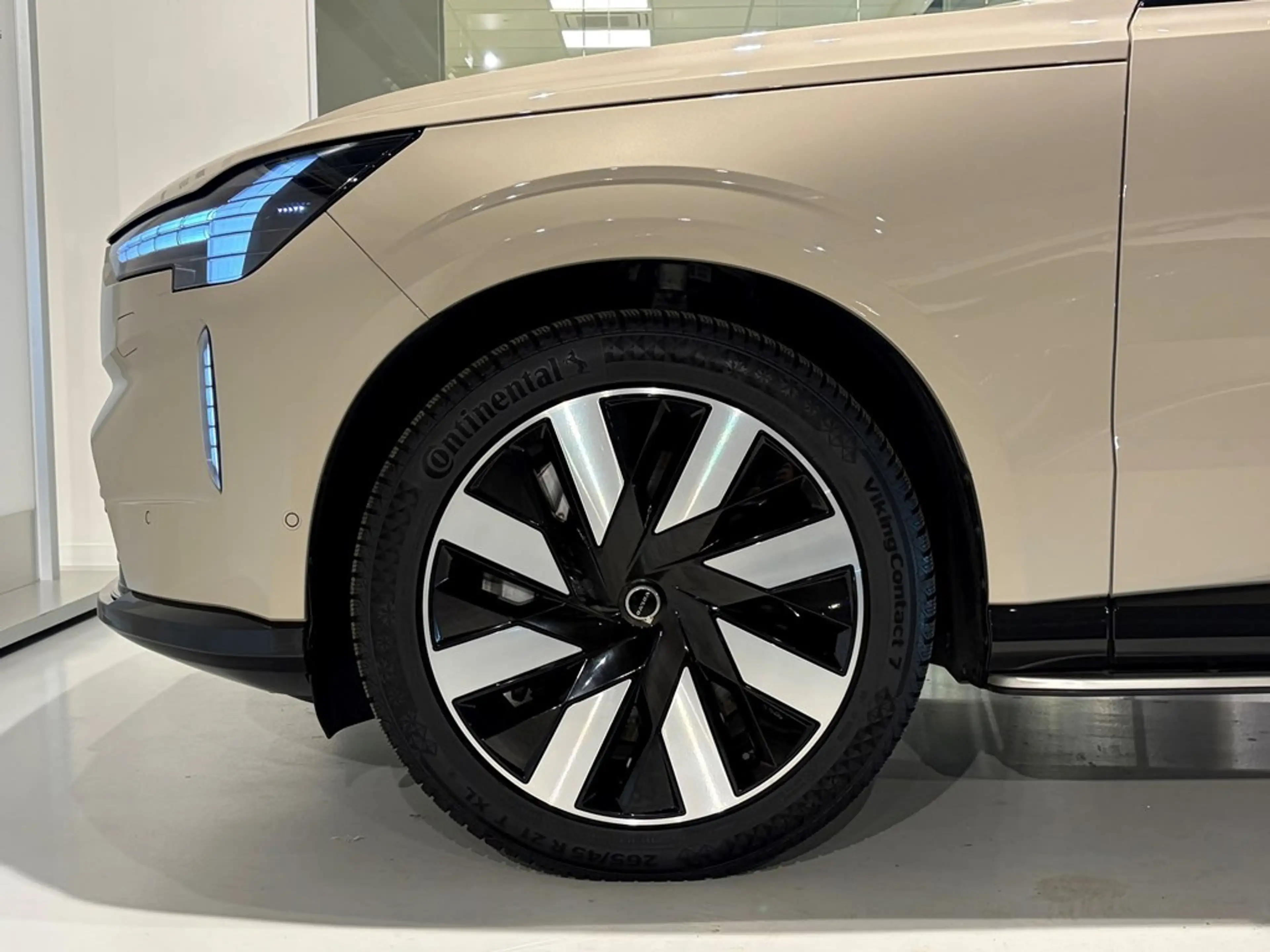 Volvo EX90 Ultra Twin Motor Performance + LUCHTVERING/B&W/TRE — photo 3