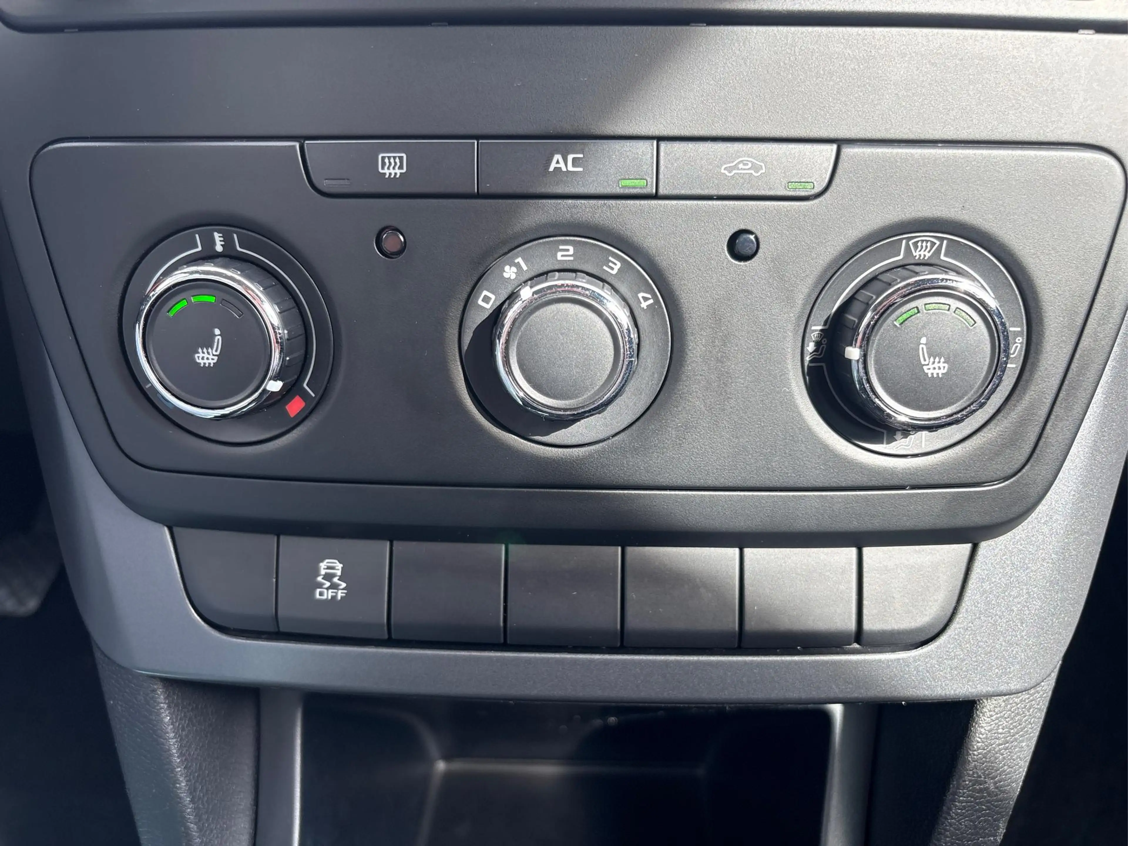 Skoda Yeti 2.0 TDI Active Plus Edition + Anhängerkupplung ... — photo 37