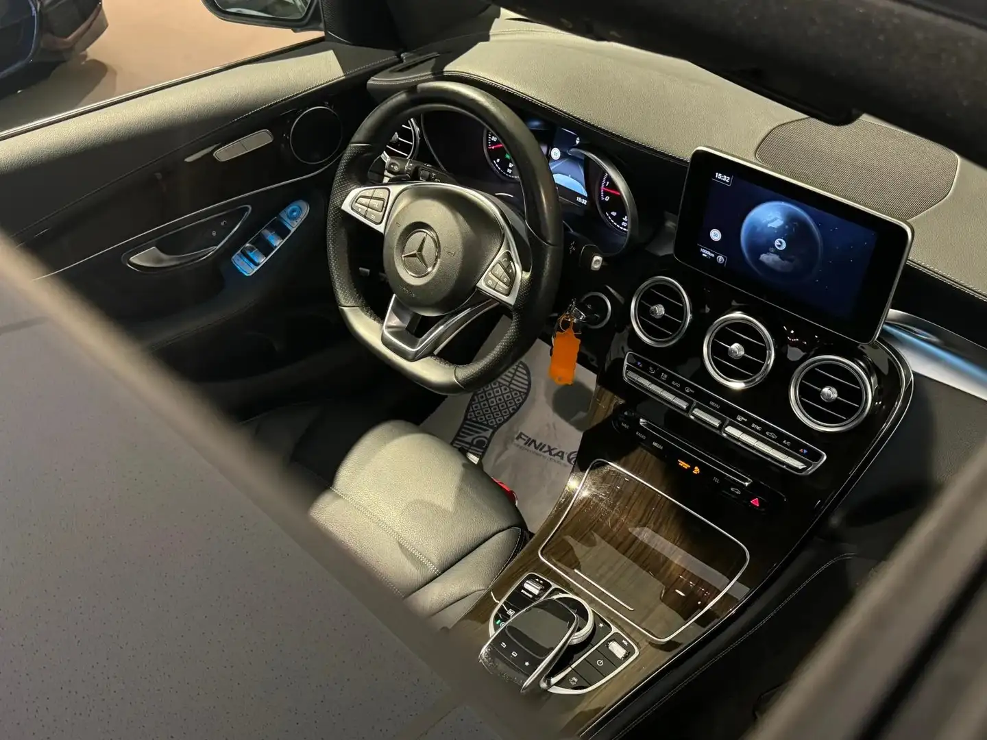 Mercedes-Benz GLC 250 4MATIC AMG Wit - 2