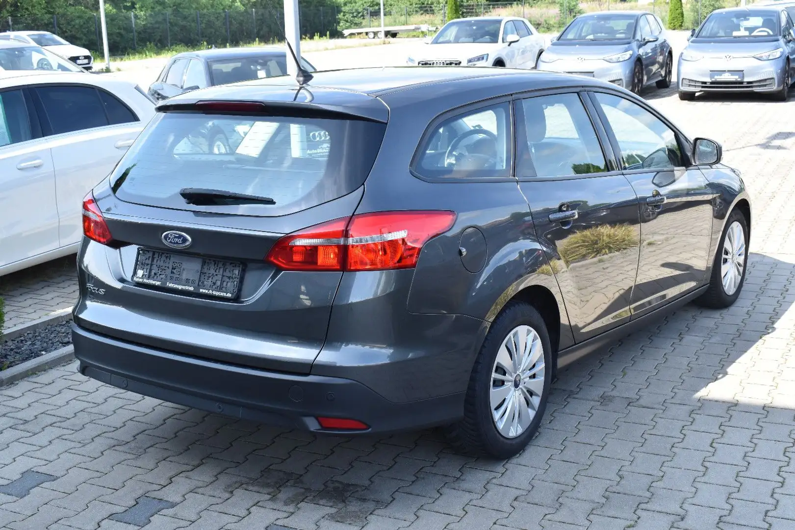 Ford Focus Turnier 1.5TDCI Business PDC~Tempomat~Blt. Grau - 2