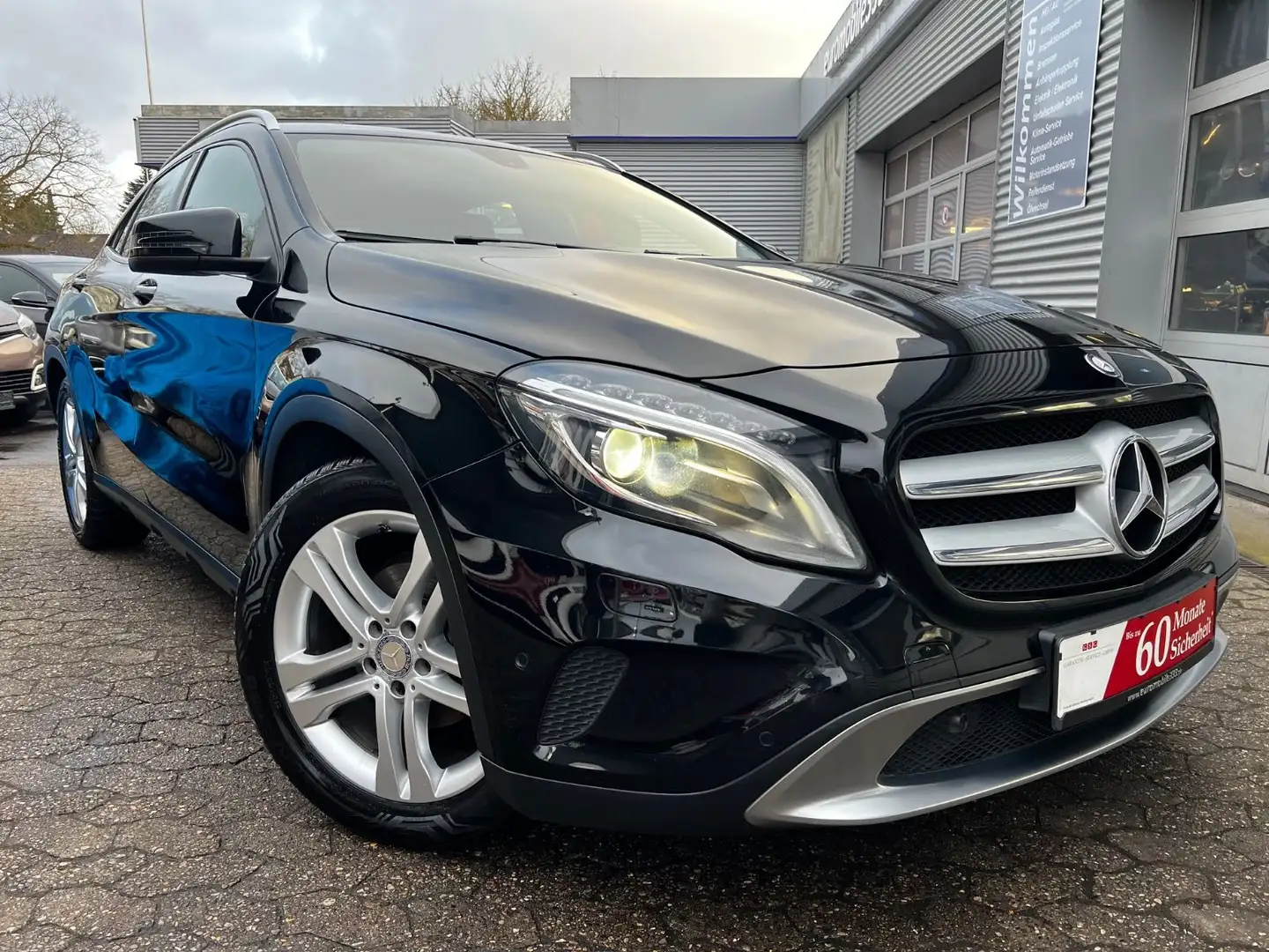 Mercedes-Benz GLA 180 *2.HAND*Navi*Automatik*LED-Scheinw.*PDC* Schwarz - 2