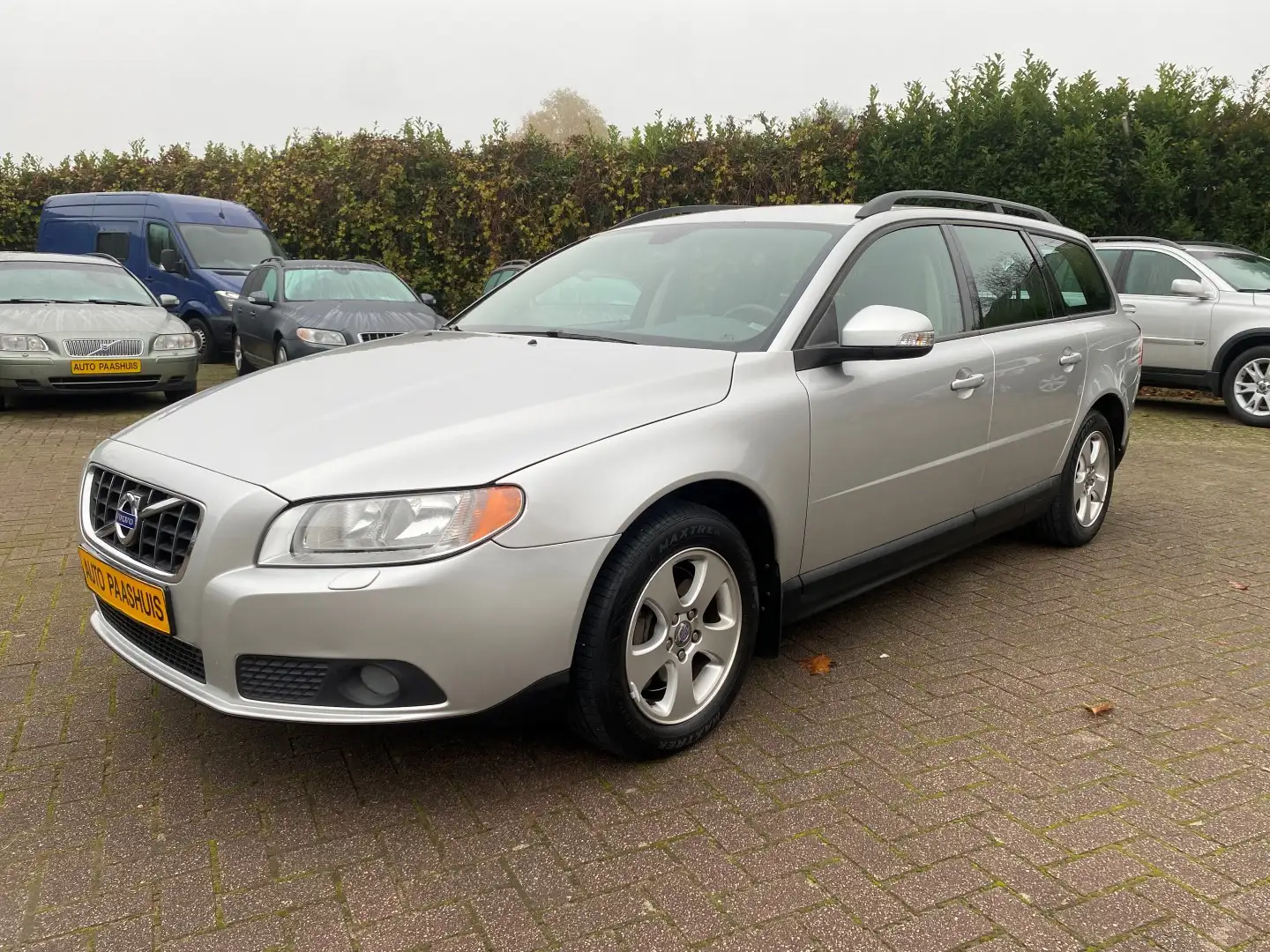 Volvo V70 2.5T Automaat Youngtimer Grau - 1