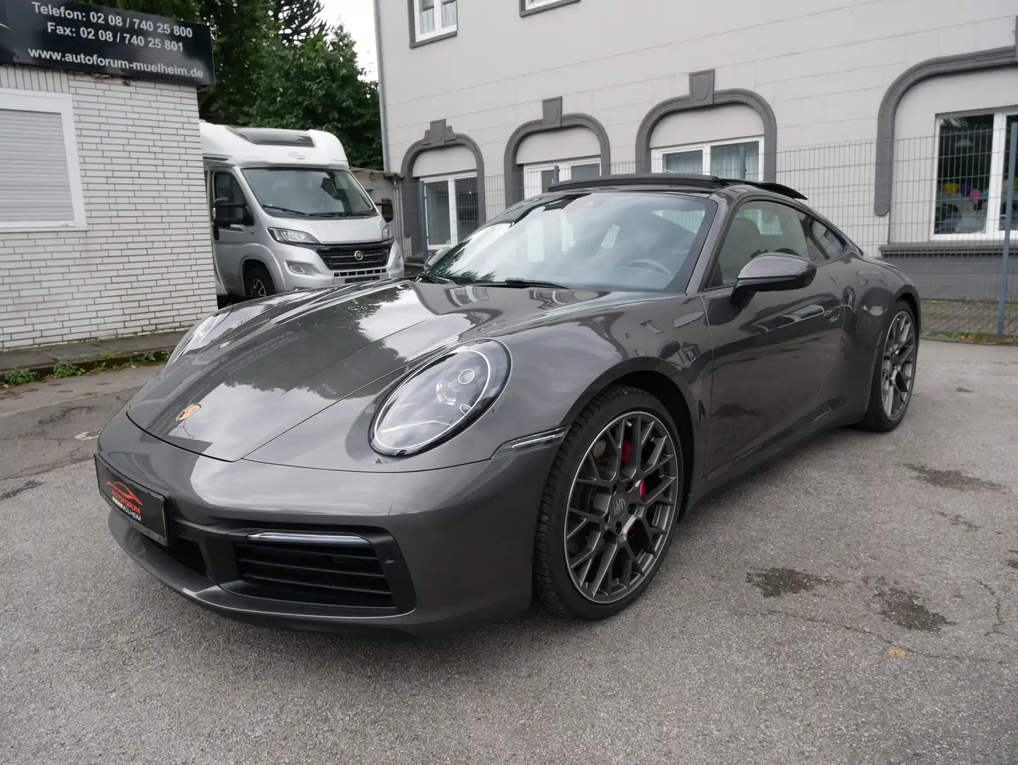 Porsche 911 Carrera 4 S LED Pano Bose KeyGo Spur 360Kam SportC Grau - 1