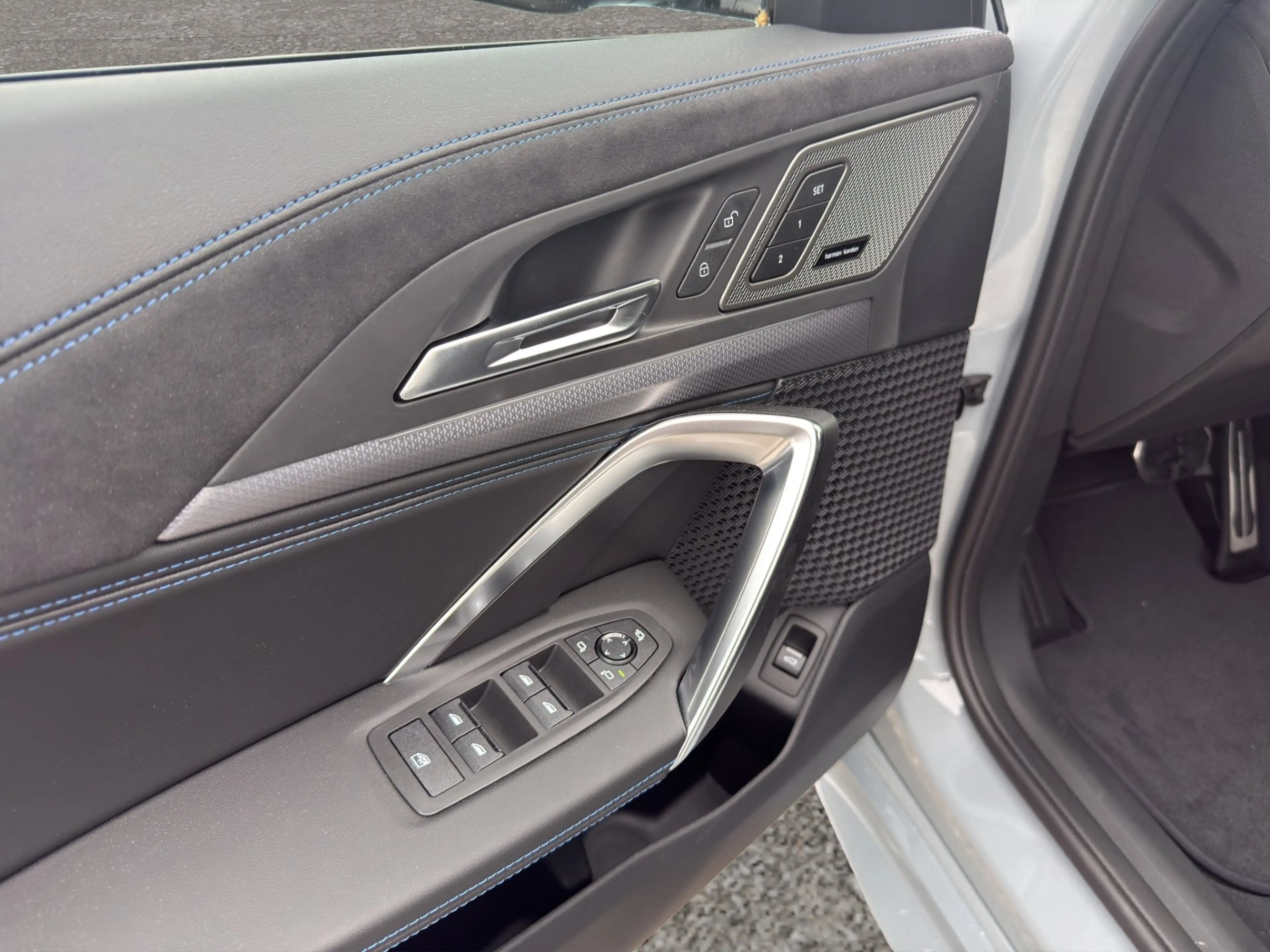 BMW iX2 eDrive20 — photo 9