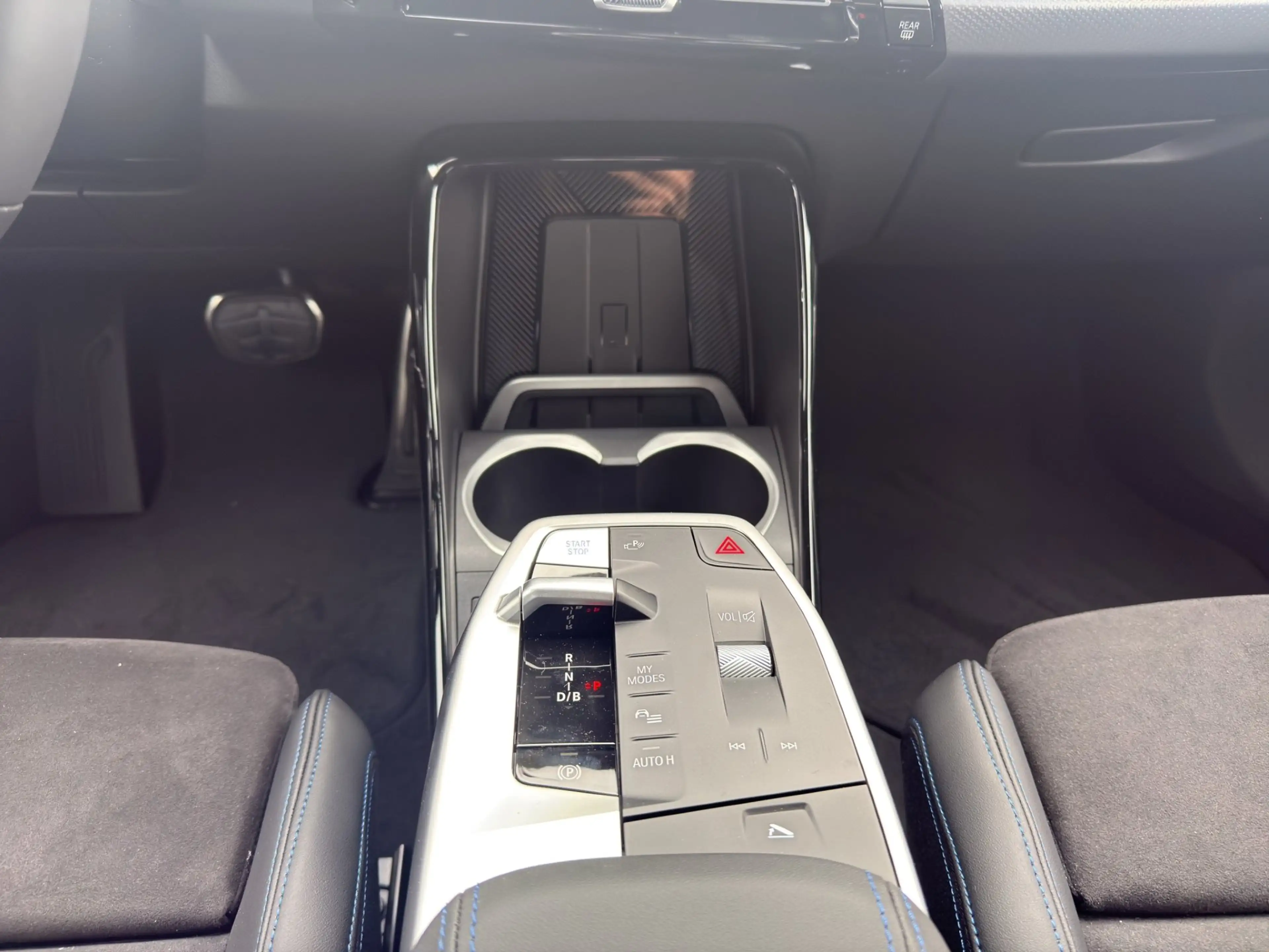 BMW iX2 eDrive20 — photo 15