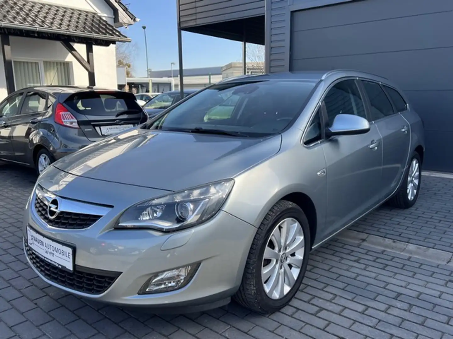 Opel Astra J Sports Tourer Innovation Xenon+T.-Leder+PDC+ Grau - 1