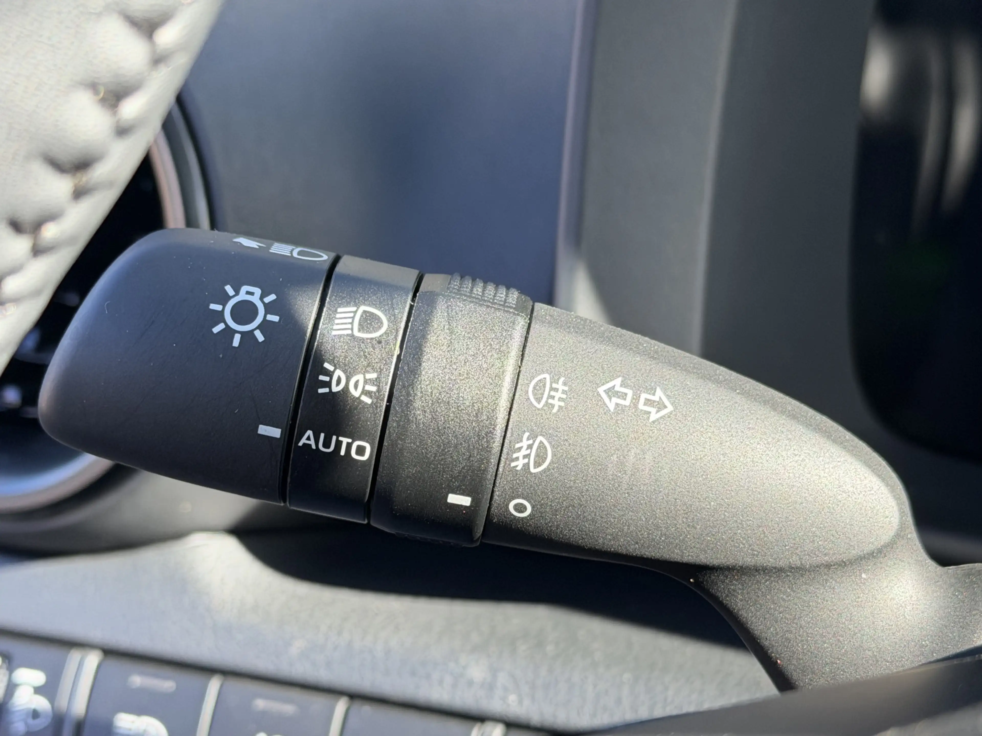Toyota C-HR 2.0 Plug-in Hybrid 220 Executive Limited Bi-Tone — photo 18