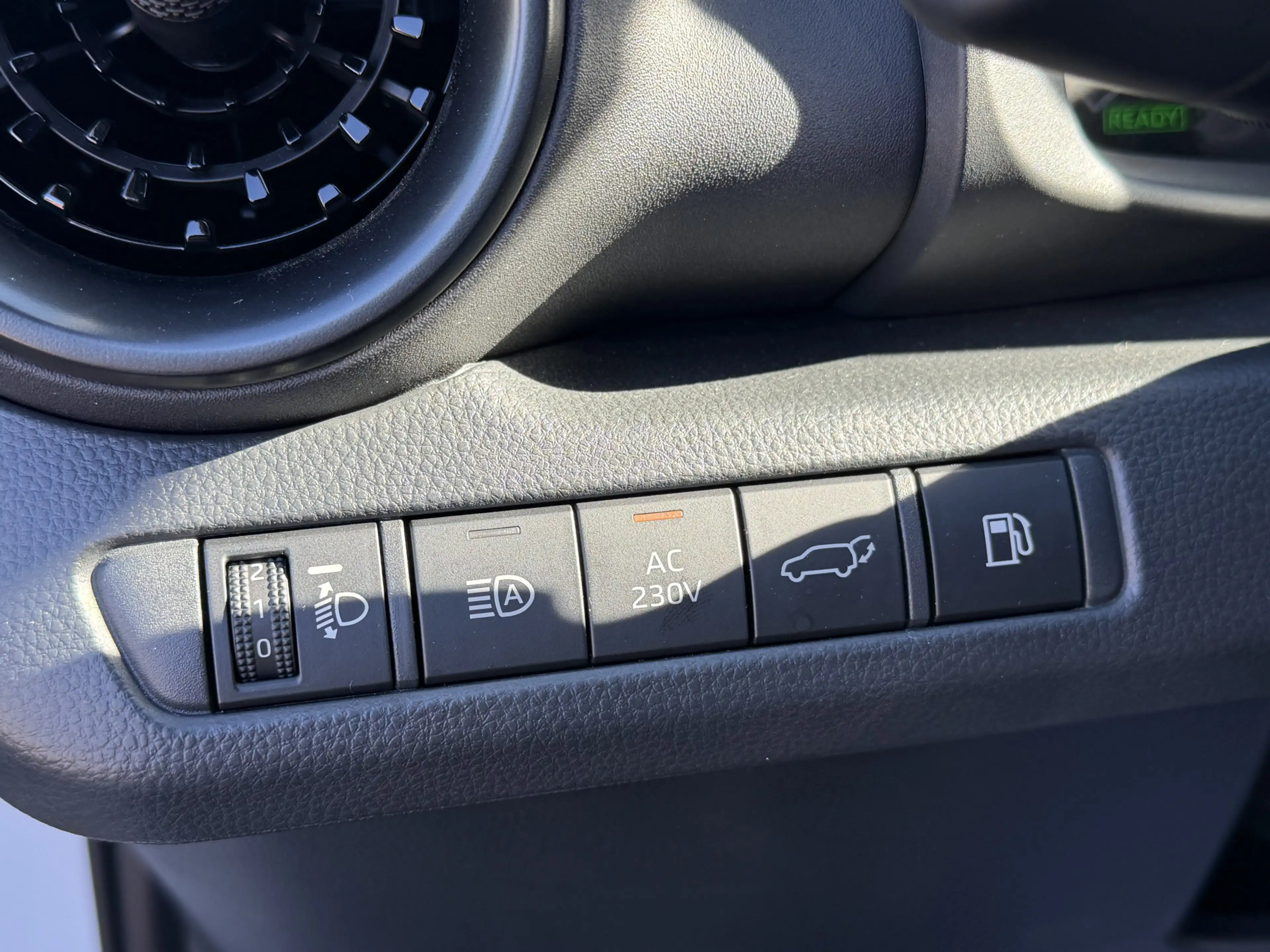 Toyota C-HR 2.0 Plug-in Hybrid 220 Executive Limited Bi-Tone — photo 20