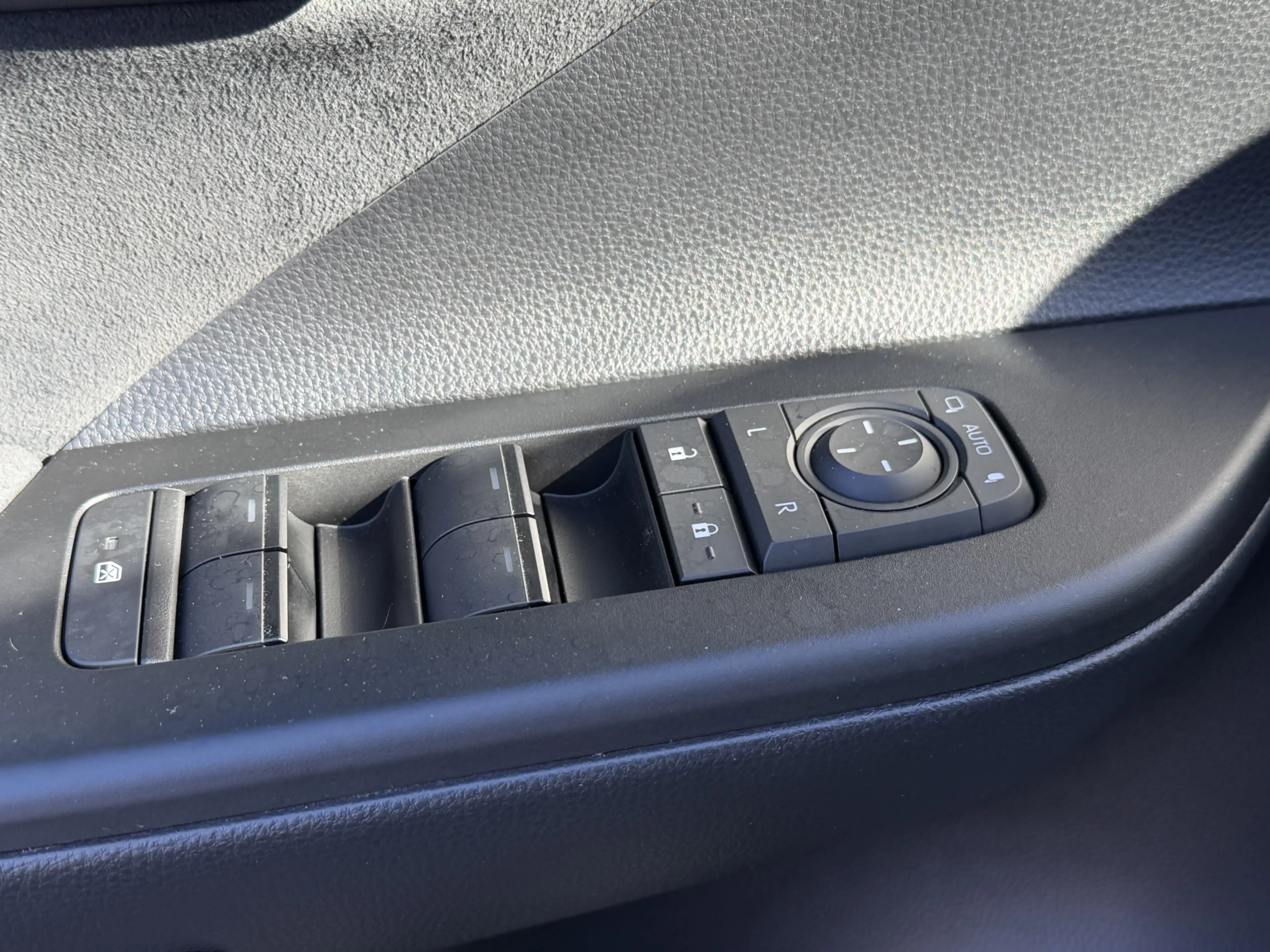 Toyota C-HR 2.0 Plug-in Hybrid 220 Executive Limited Bi-Tone — photo 21