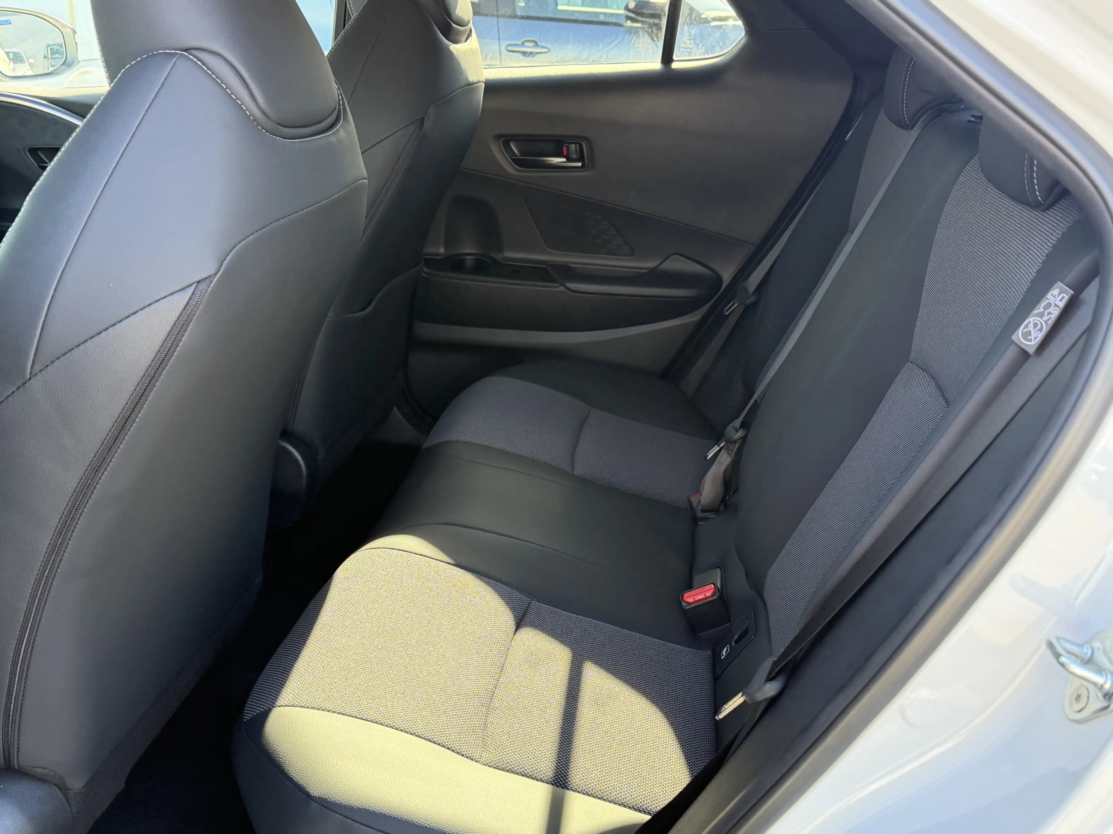 Toyota C-HR 2.0 Plug-in Hybrid 220 Executive Limited Bi-Tone — photo 10