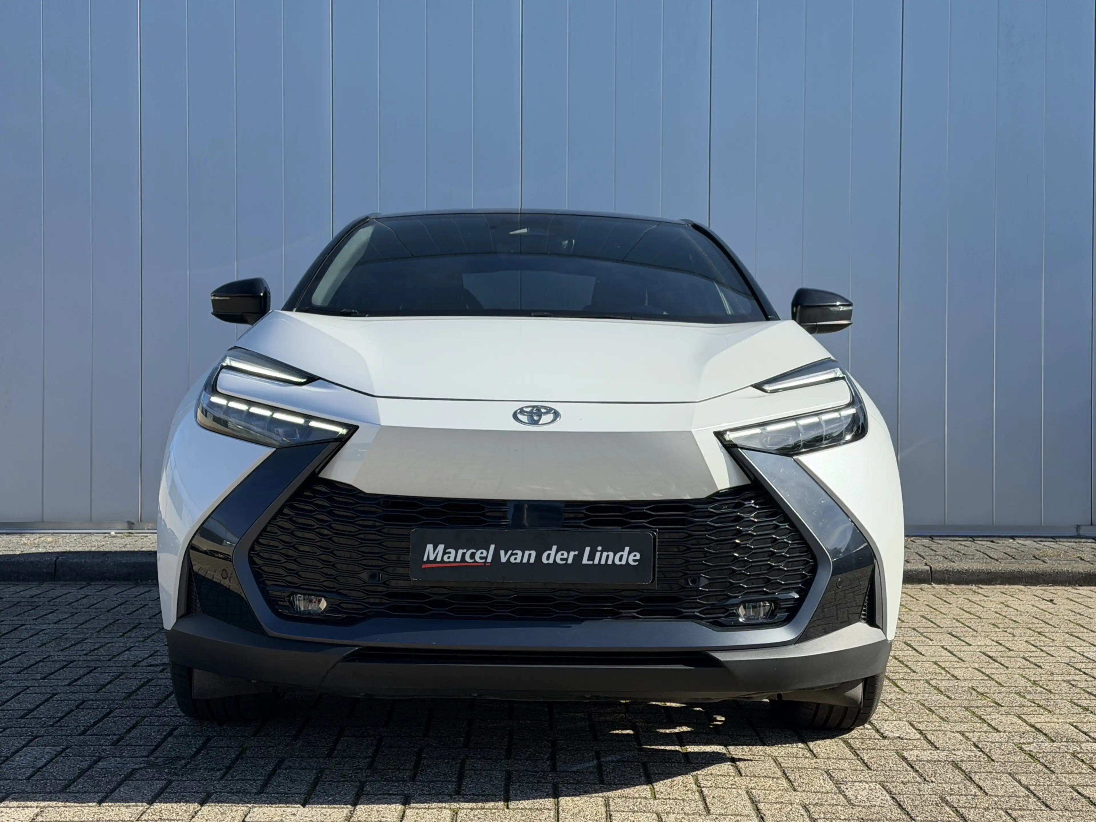 Toyota C-HR 2.0 Plug-in Hybrid 220 Executive Limited Bi-Tone — photo 2
