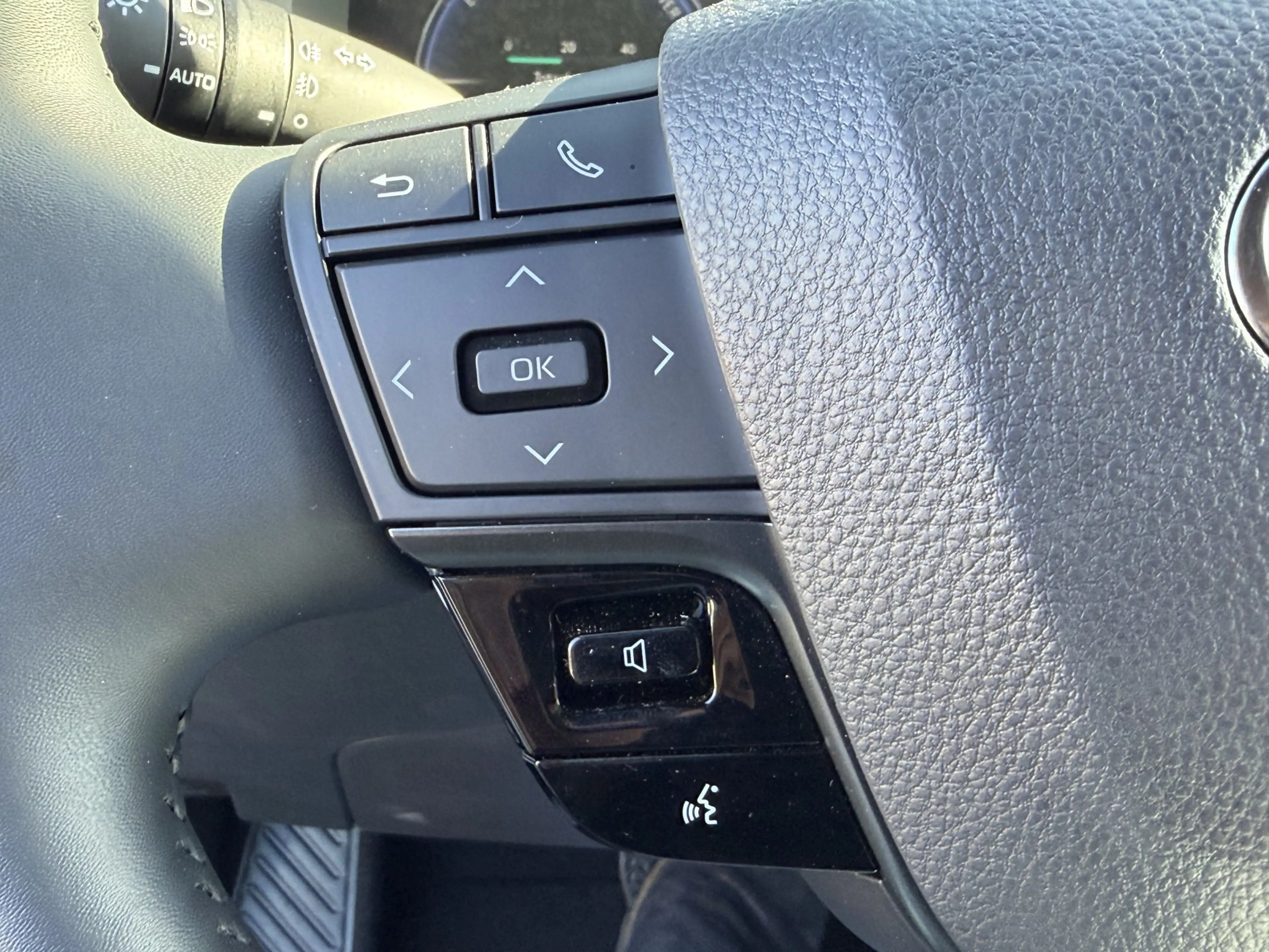 Toyota C-HR 2.0 Plug-in Hybrid 220 Executive Limited Bi-Tone — photo 17