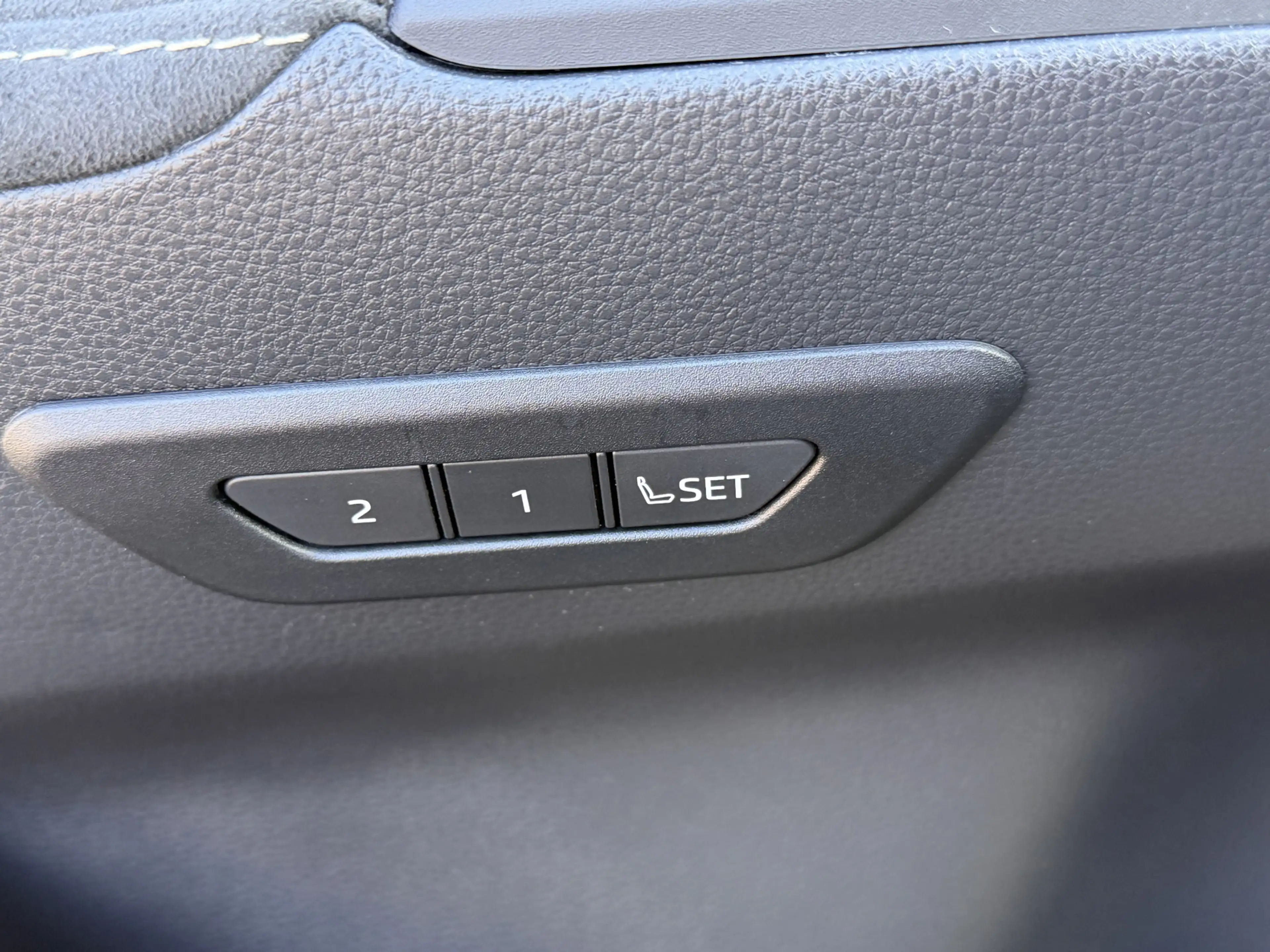 Toyota C-HR 2.0 Plug-in Hybrid 220 Executive Limited Bi-Tone — photo 22