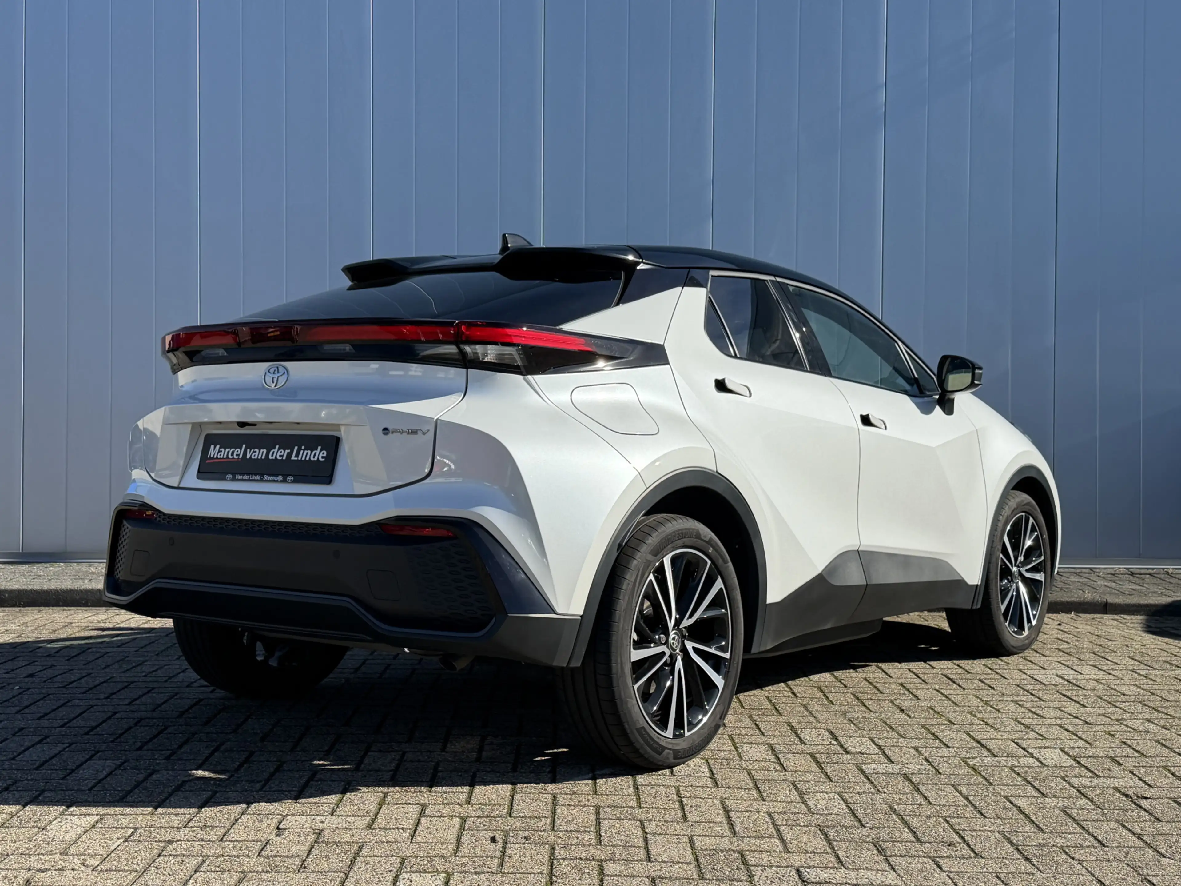 Toyota C-HR 2.0 Plug-in Hybrid 220 Executive Limited Bi-Tone — photo 3