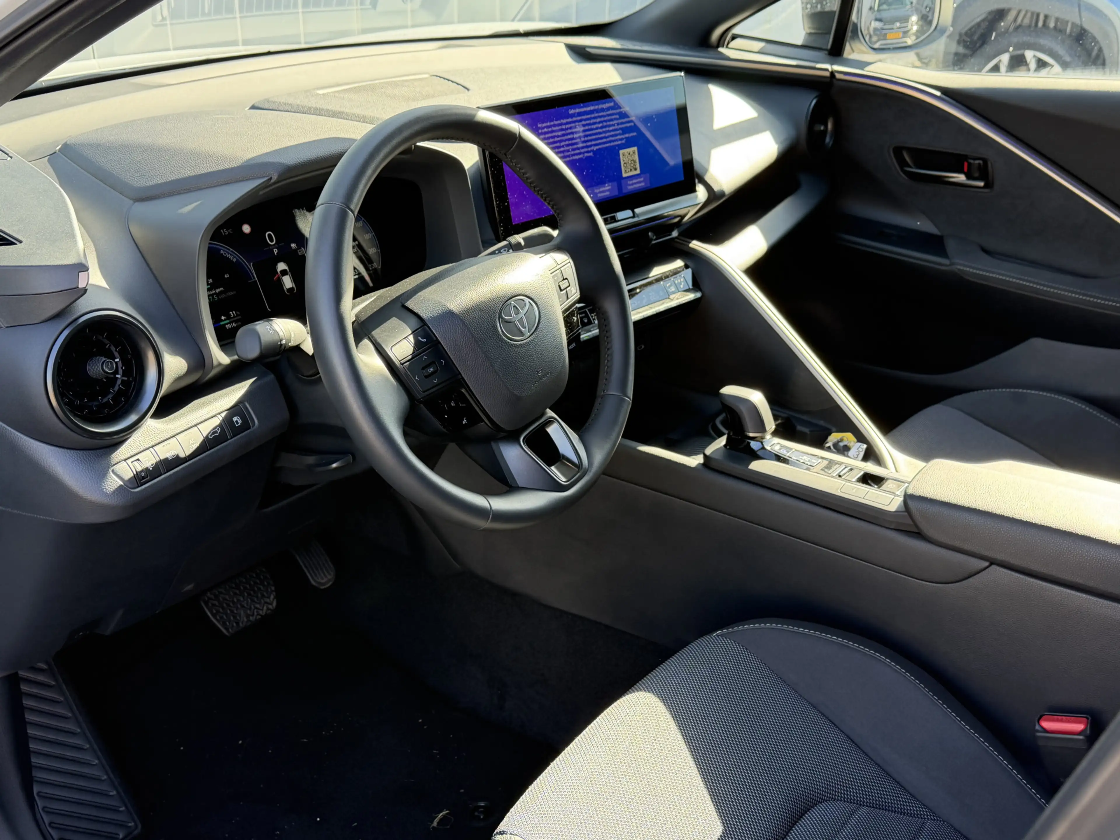 Toyota C-HR 2.0 Plug-in Hybrid 220 Executive Limited Bi-Tone — photo 11
