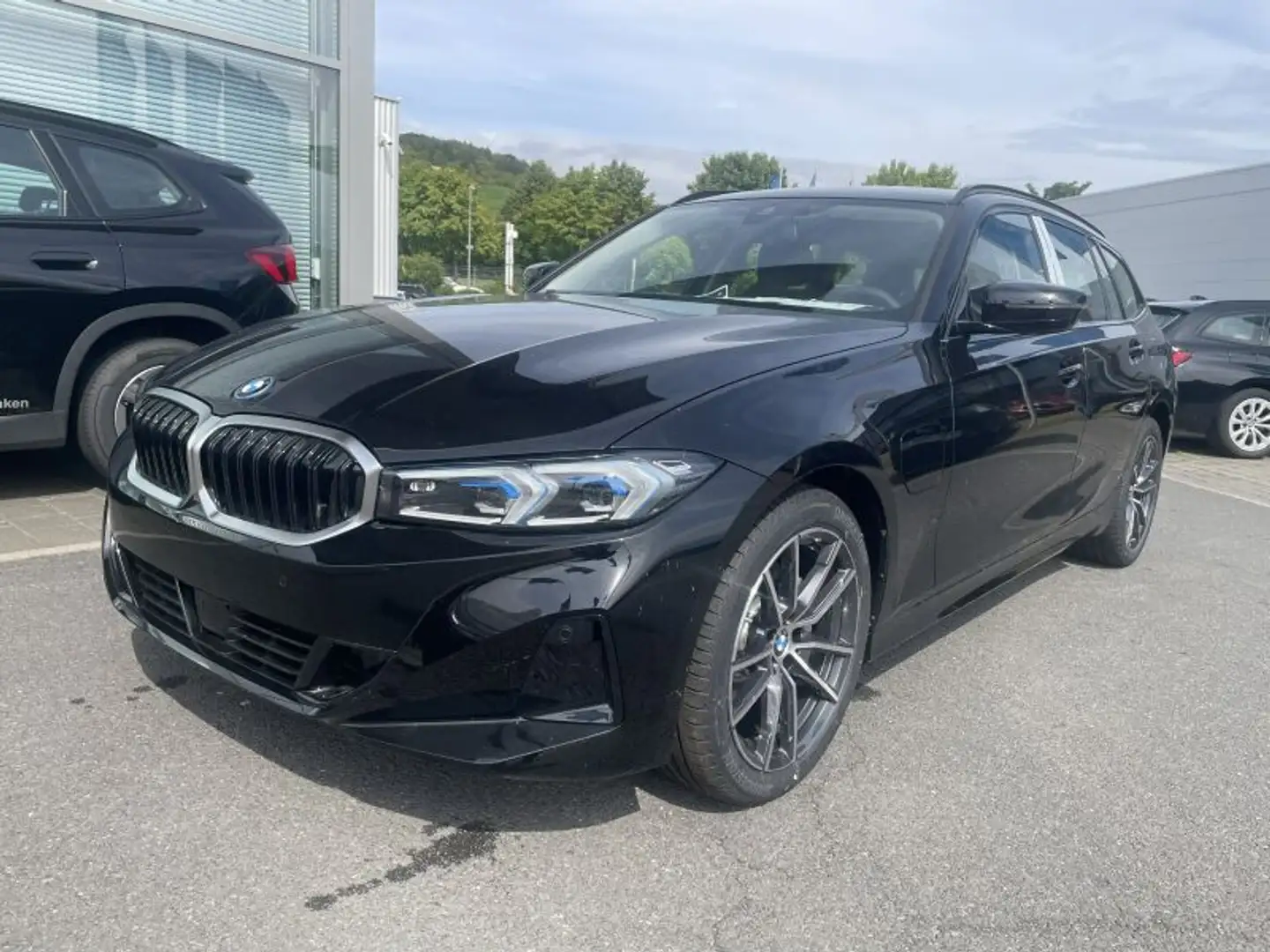 BMW 330 e Schwarz - 2
