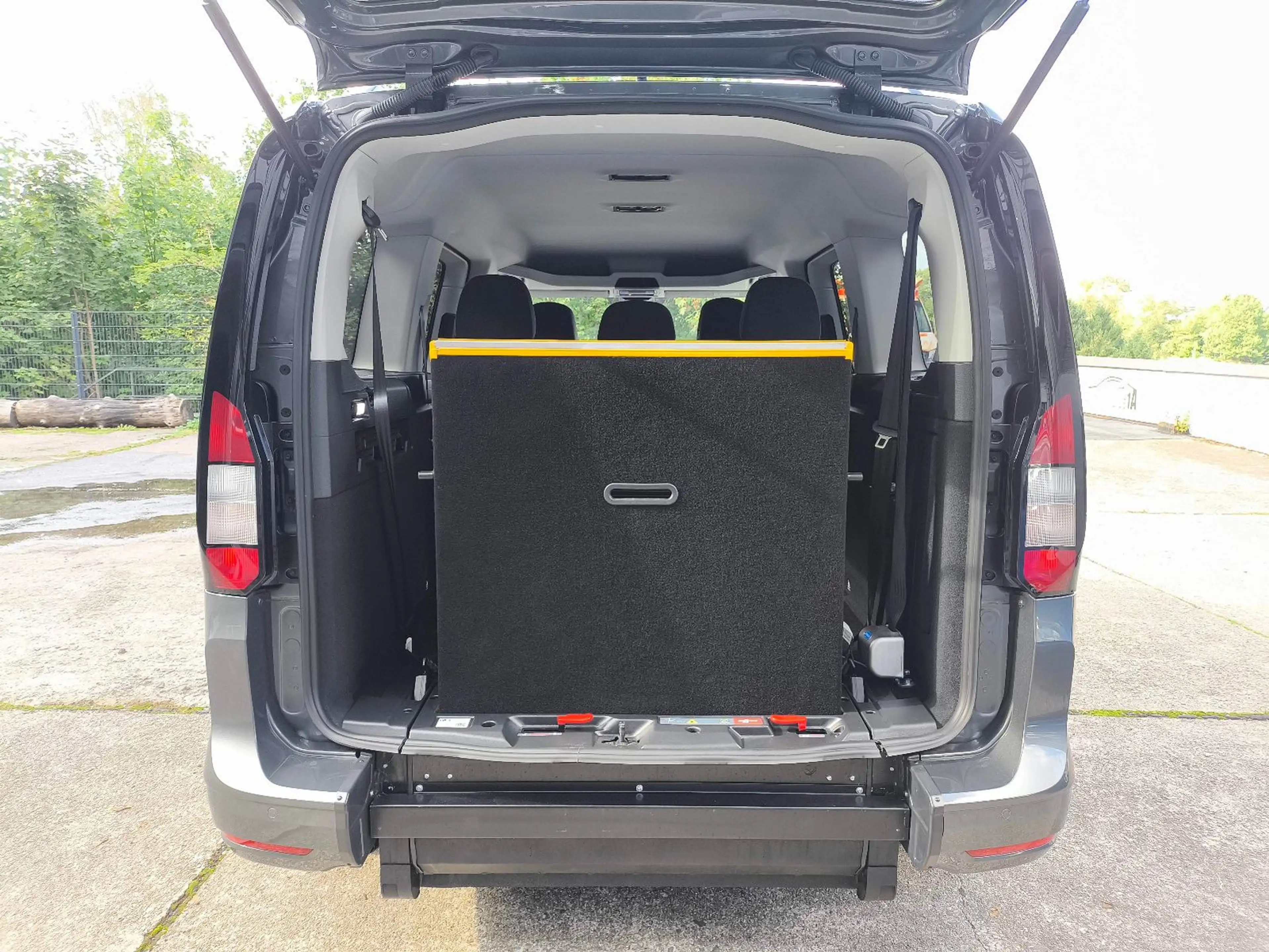 Ford Grand Tourneo Connect Titanium Rollstuhgerecht — photo 13