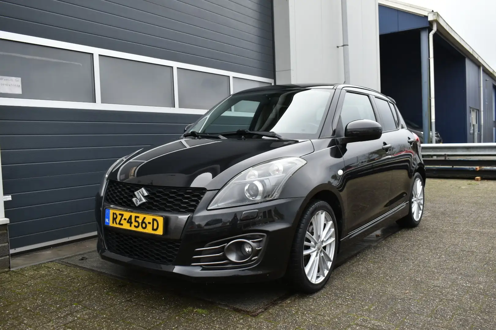 Suzuki Swift 1.6 Sport Schwarz - 1