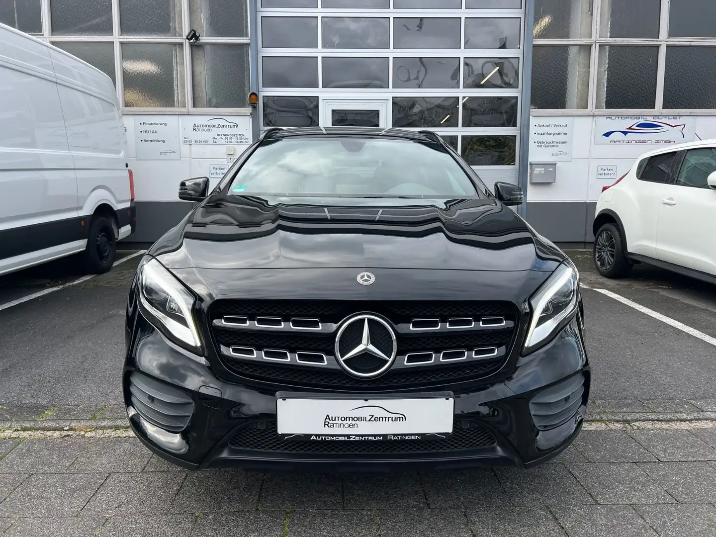 Mercedes-Benz GLA 250 AMG Line 4M Autom. *1.HAND*PANO*H&K*LED* Schwarz - 2