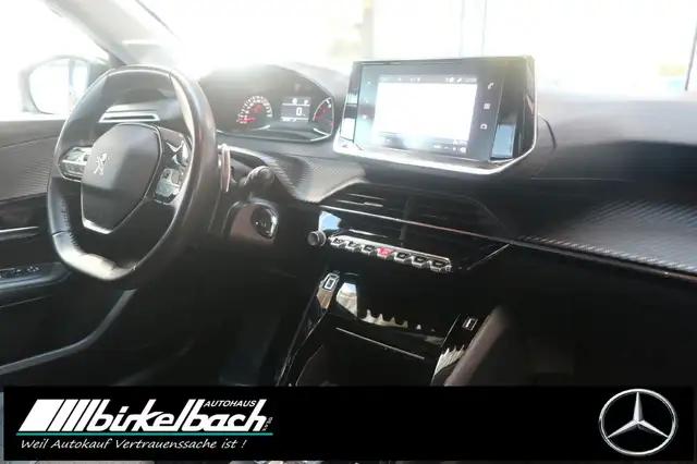 Peugeot 208 view 11