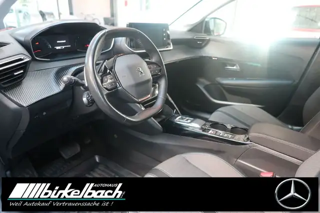 Peugeot 208 view 5