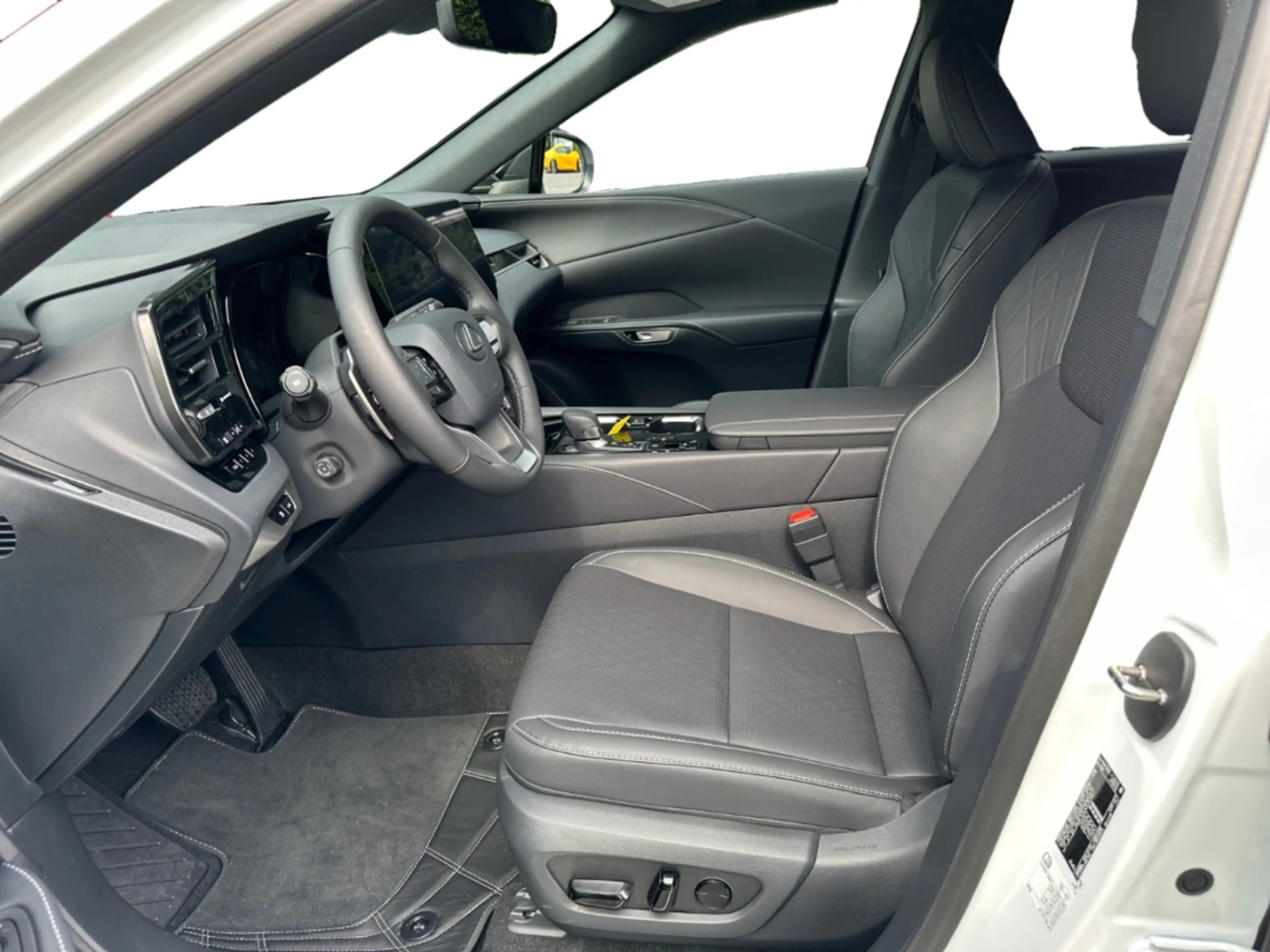 Lexus RX 450h + 2,5 l E-CVT, 4x4 Plug-in 5-Türer F SPORT D — photo 10