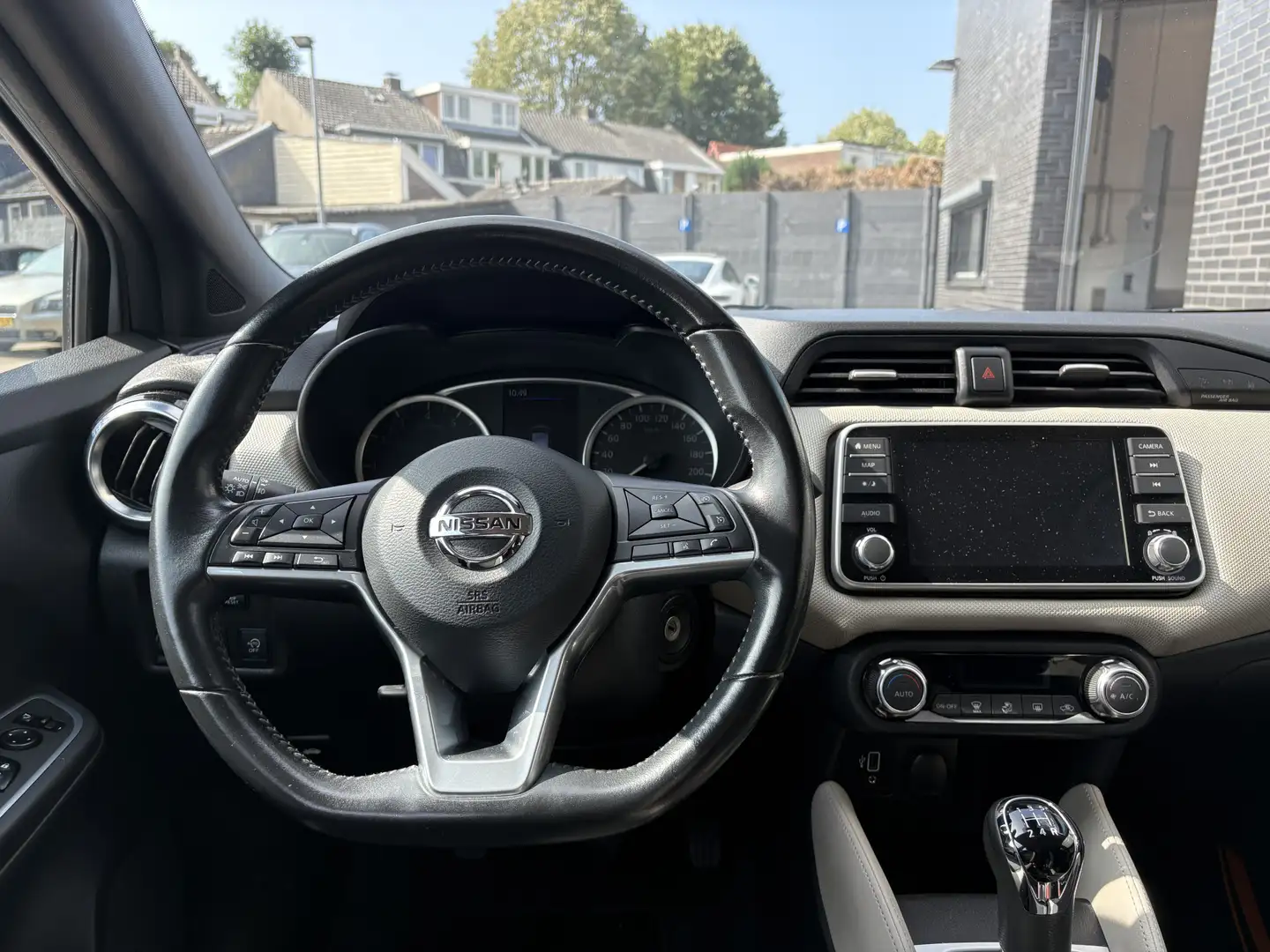 Nissan Micra 1.0 IG-T N-Connecta, navi, climate/cruise control, Grijs - 2