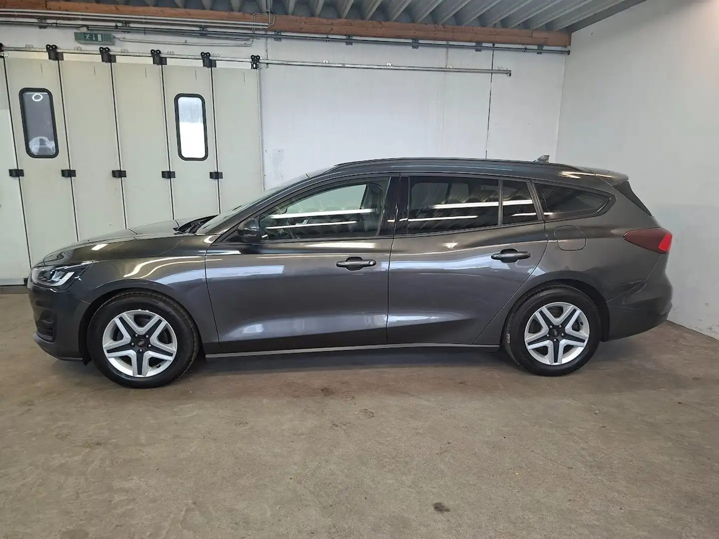 Ford Focus 1.5 EcoBlue Kombi Cool & Connect Aut. Grau - 2