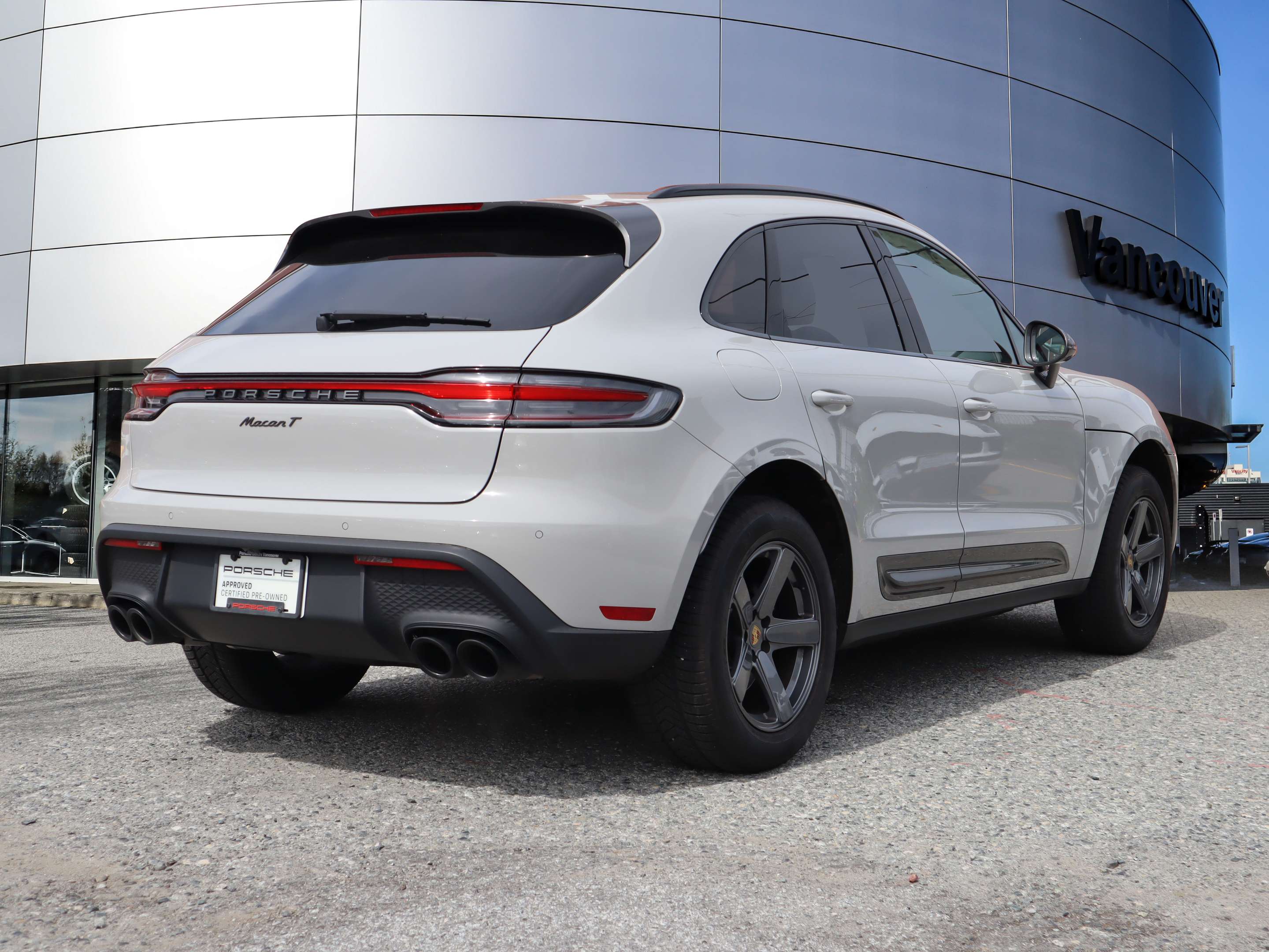 2024 Porsche Macan T AWD alt 5
