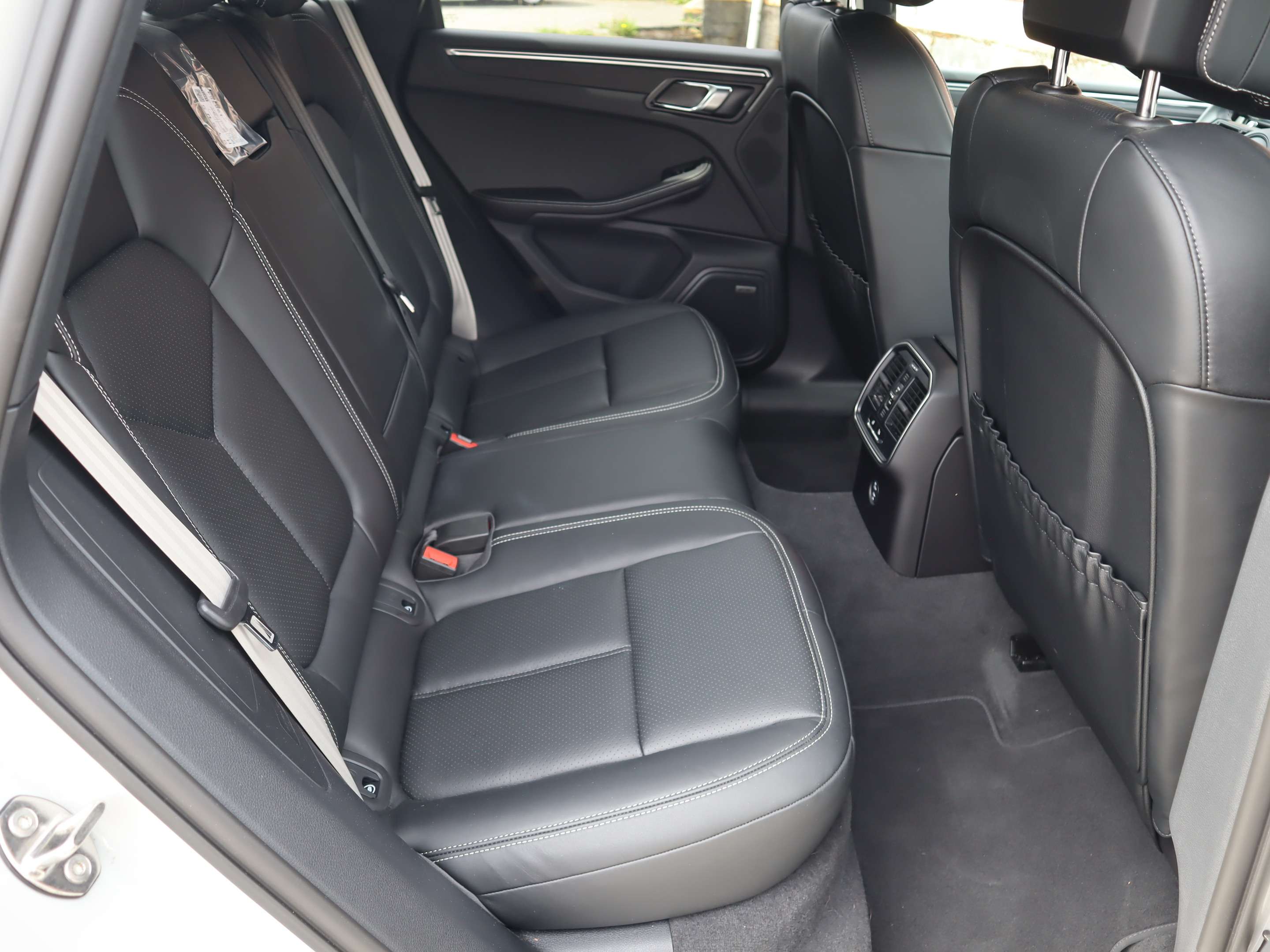 2024 Porsche Macan T AWD thumb 26