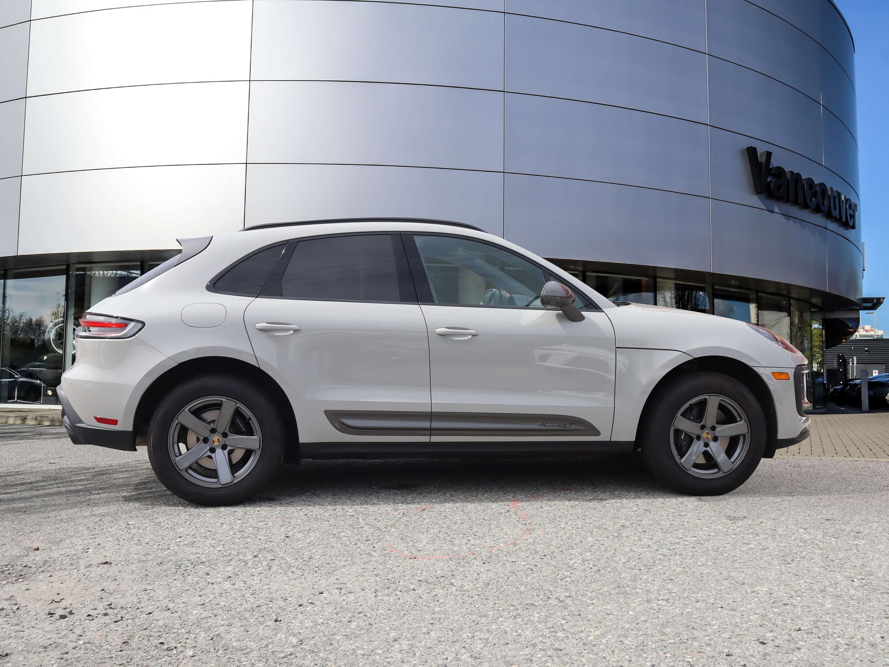 2024 Porsche Macan T AWD thumb 6