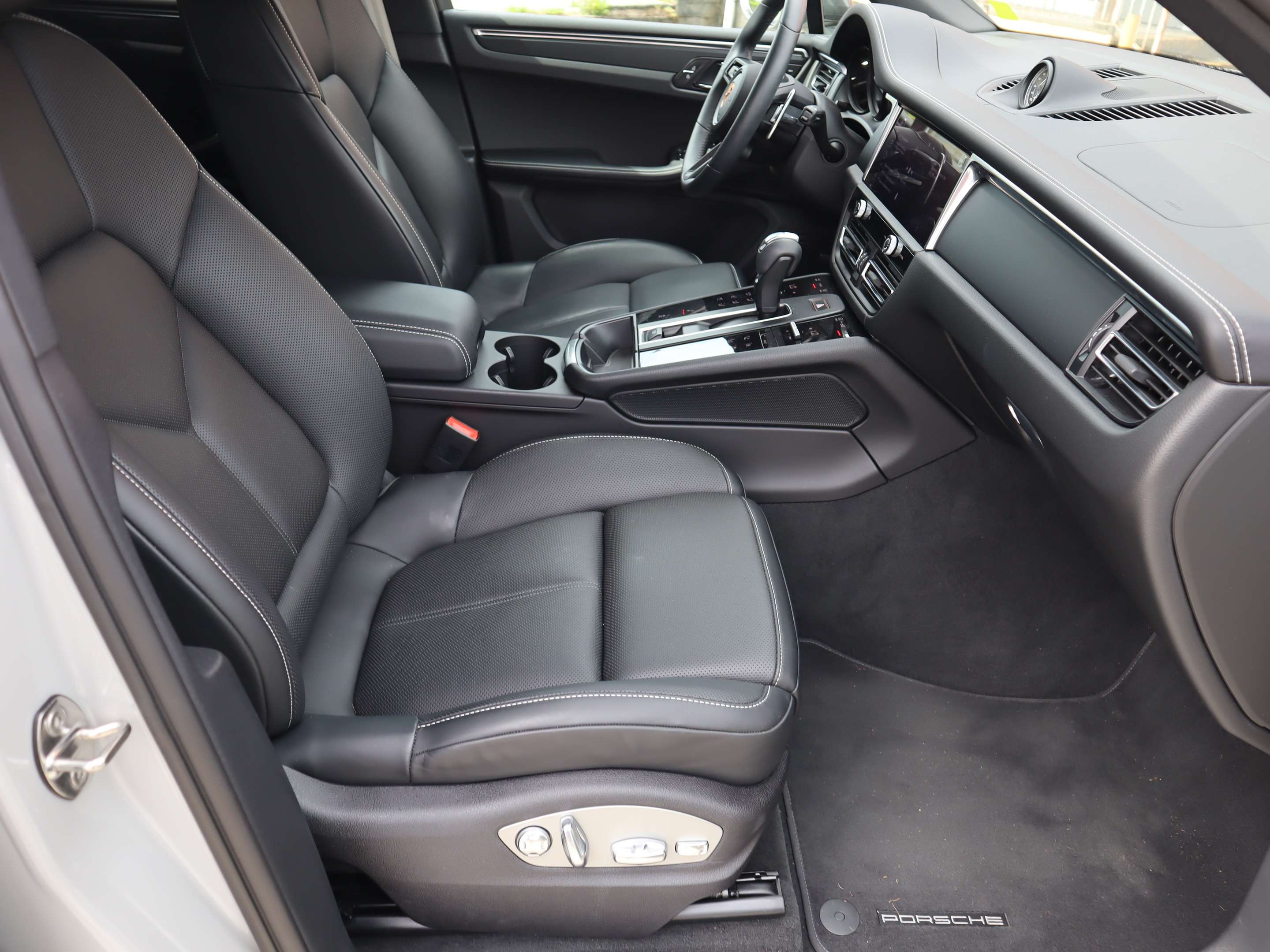 2024 Porsche Macan T AWD thumb 24
