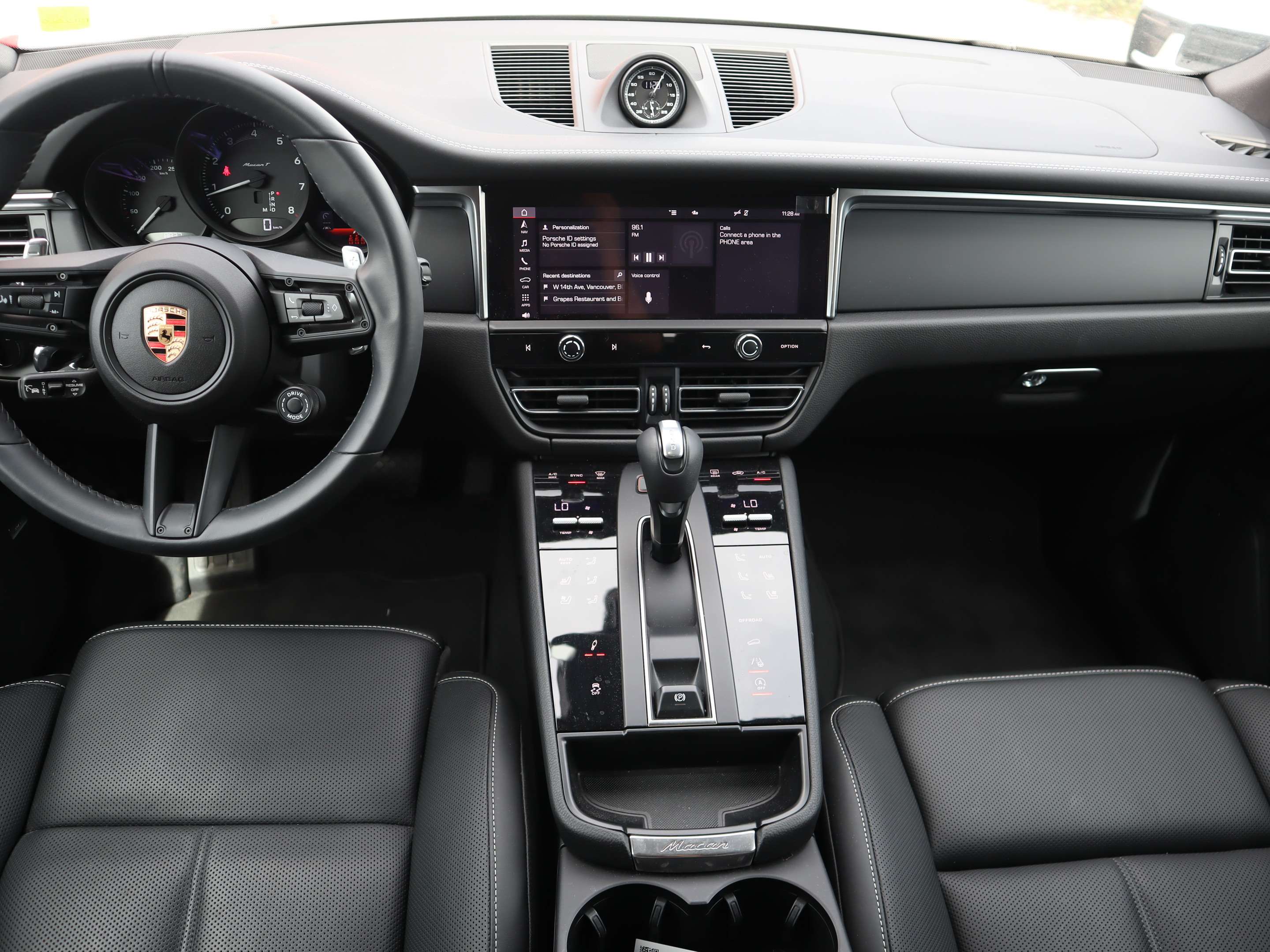 2024 Porsche Macan T AWD thumb 16