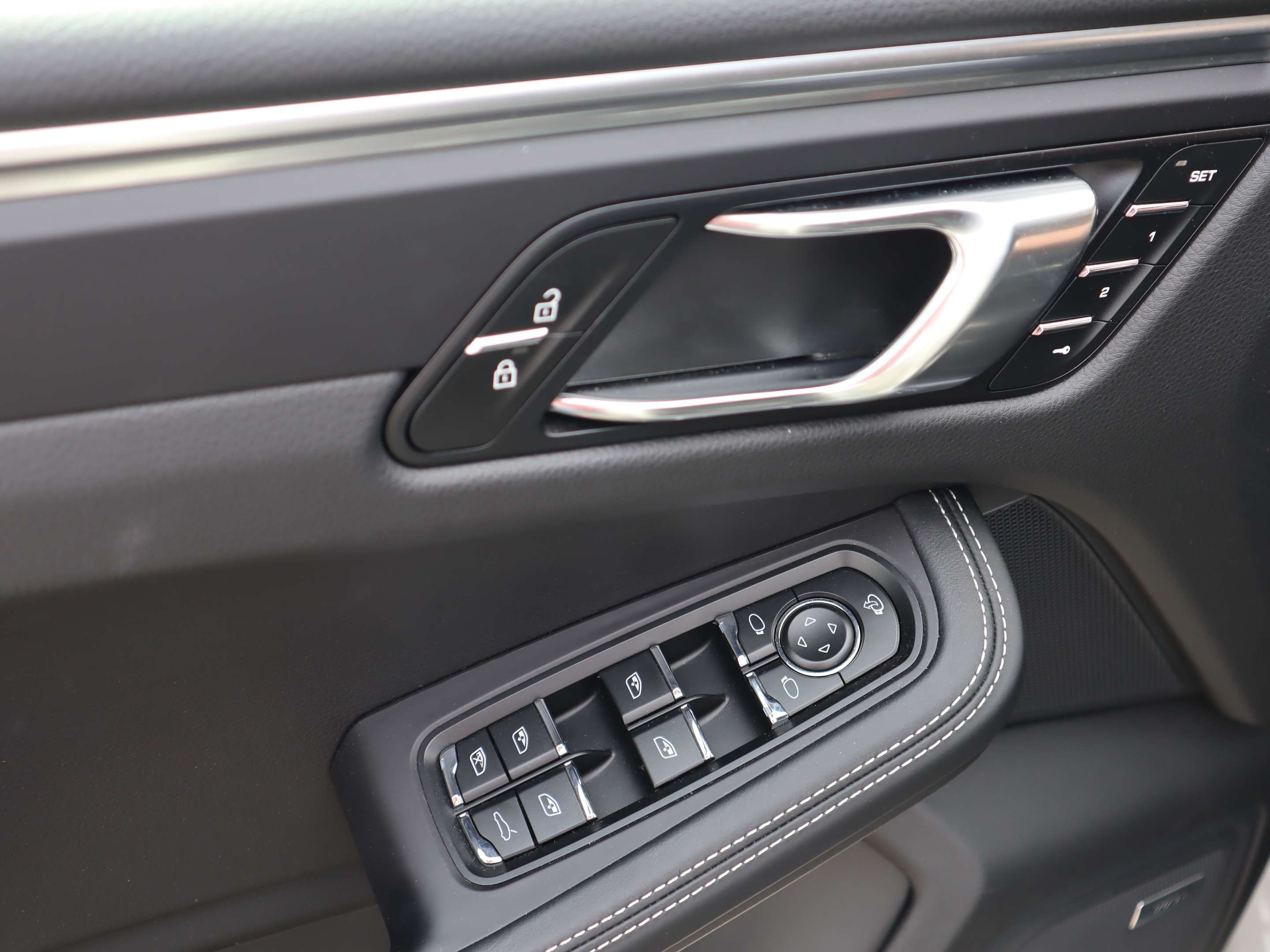 2024 Porsche Macan T AWD thumb 11