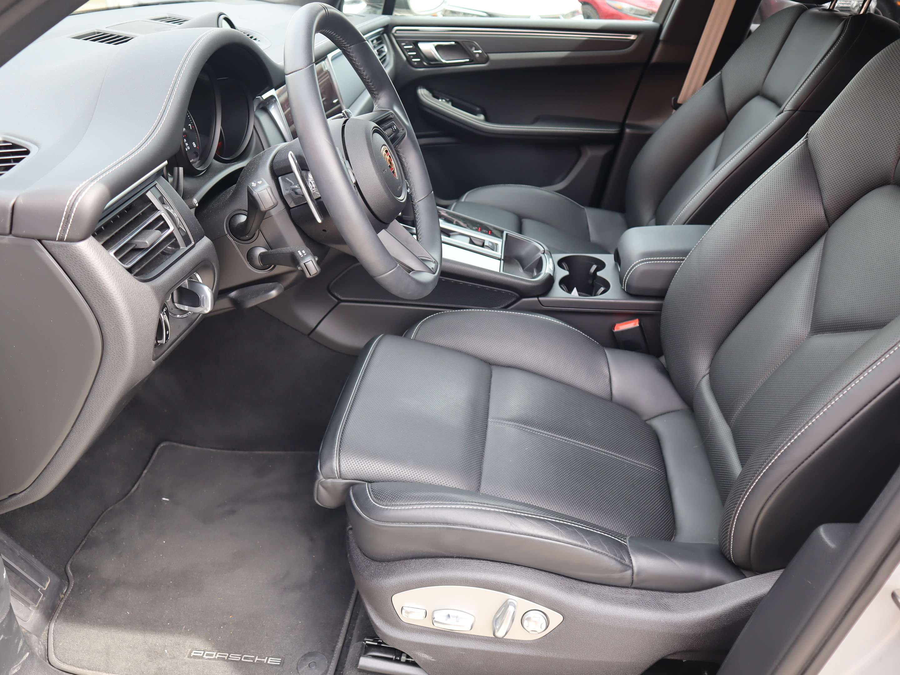 2024 Porsche Macan T AWD thumb 13