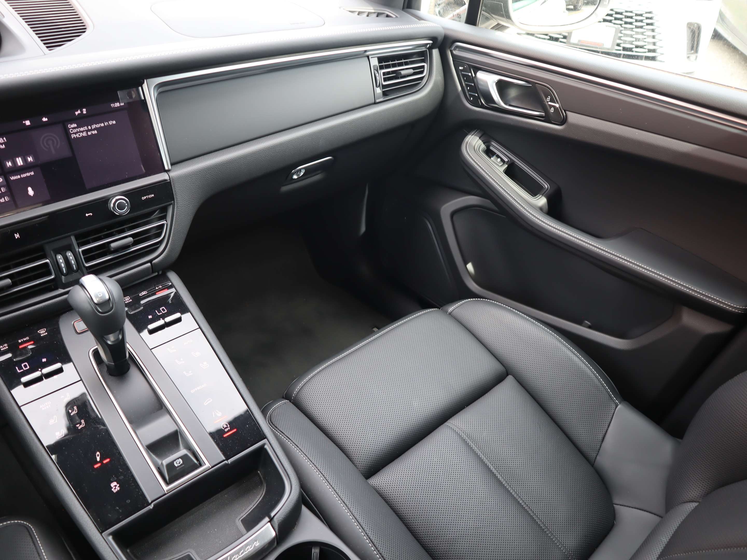 2024 Porsche Macan T AWD thumb 17