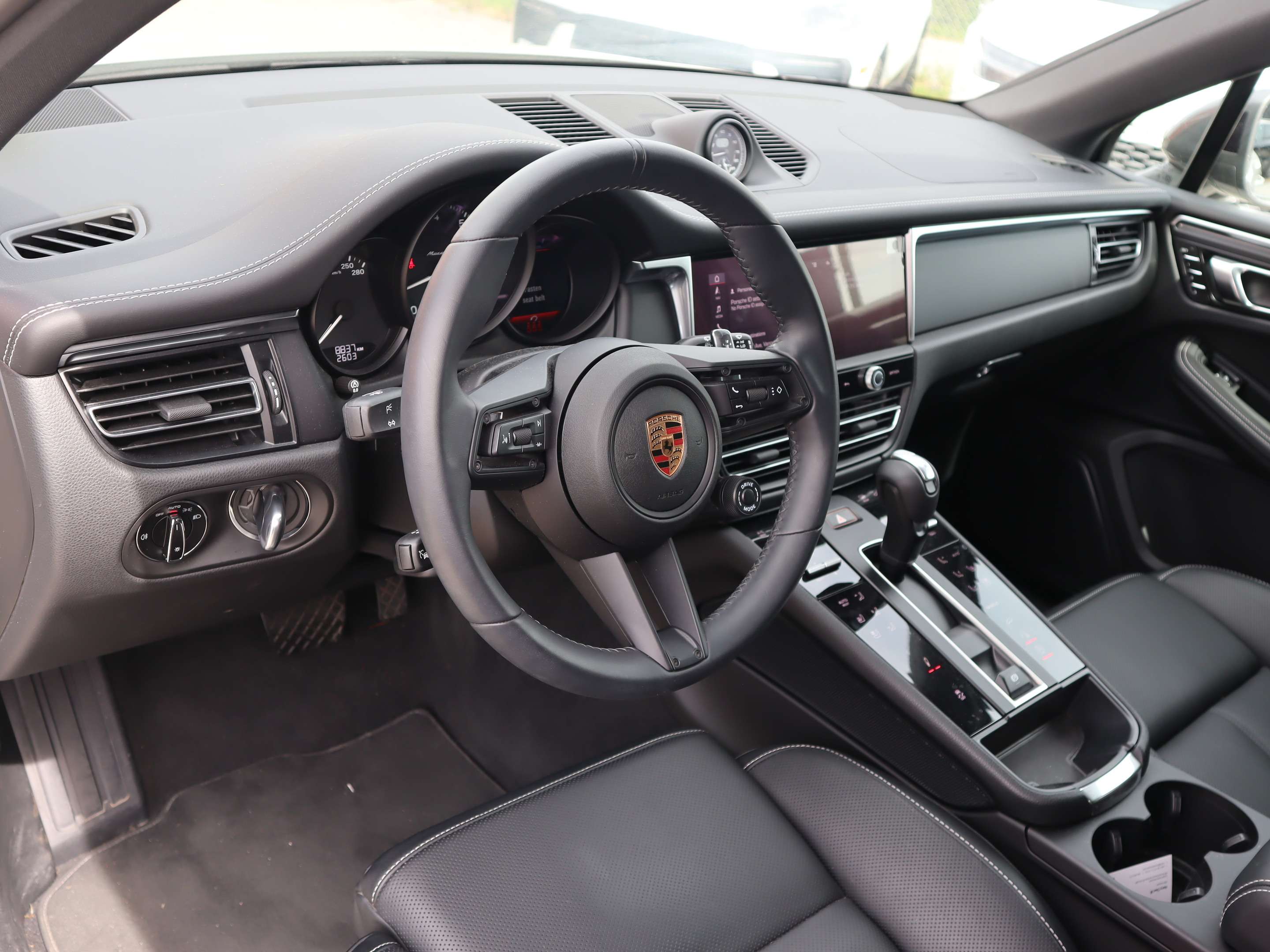 2024 Porsche Macan T AWD thumb 12