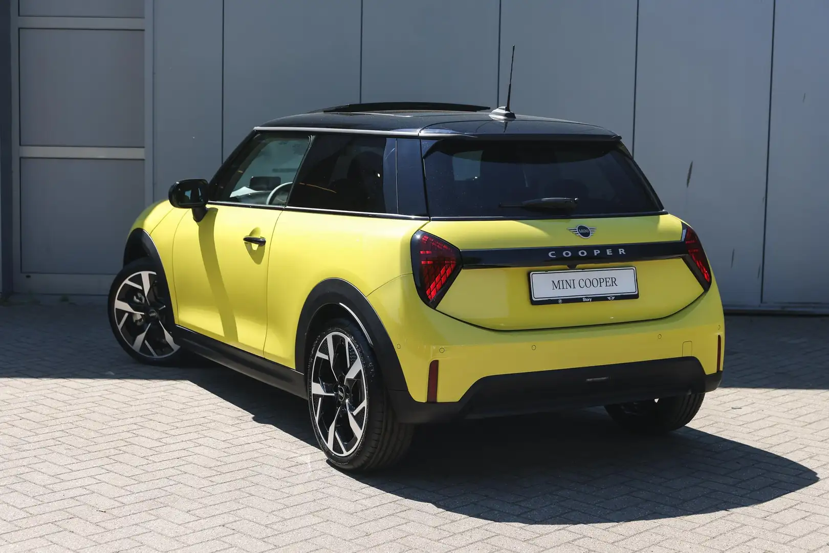 MINI Cooper C Hatchback Automaat / Classic / Pakket M / 18 inch Jaune - 2