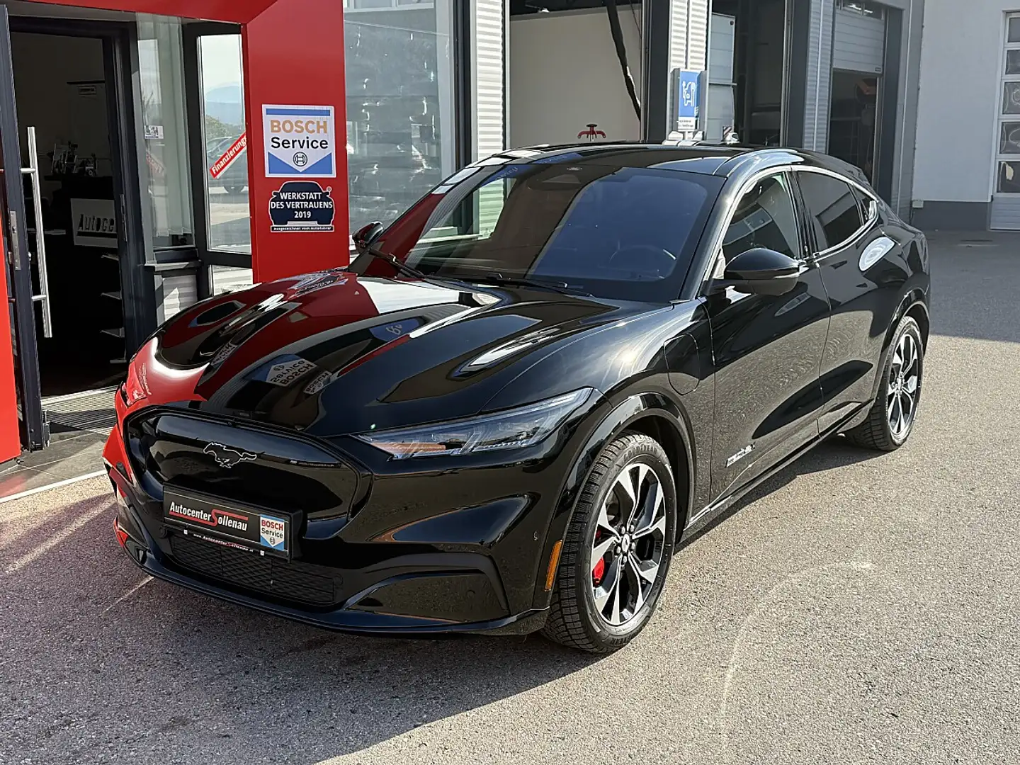 Ford Mustang Mach-E Elektro 99kWh Extended Range AWD Premium Schwarz - 2