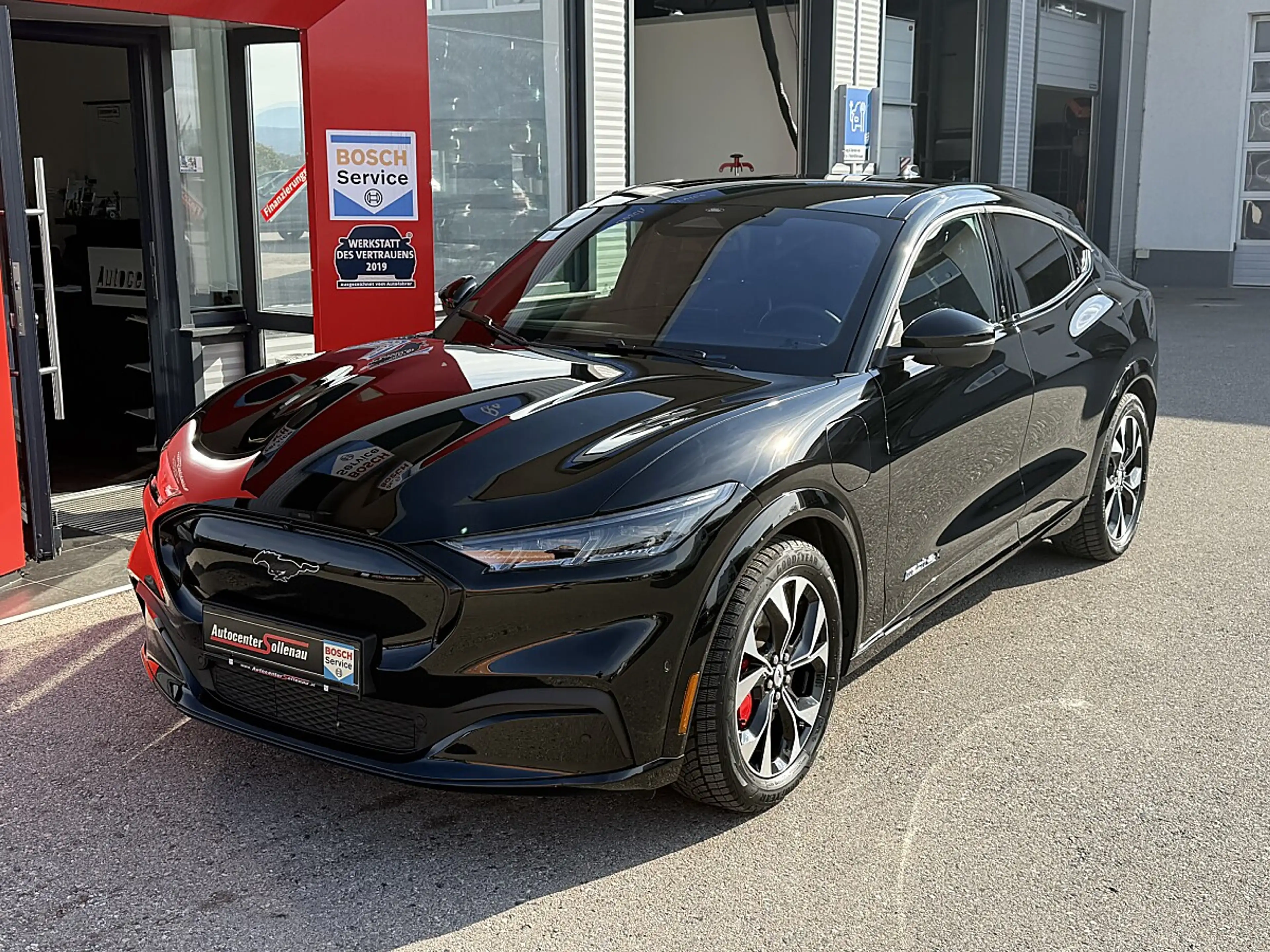 Ford Mustang Mach-E Elektro 99kWh Extended Range AWD Premium — photo 2
