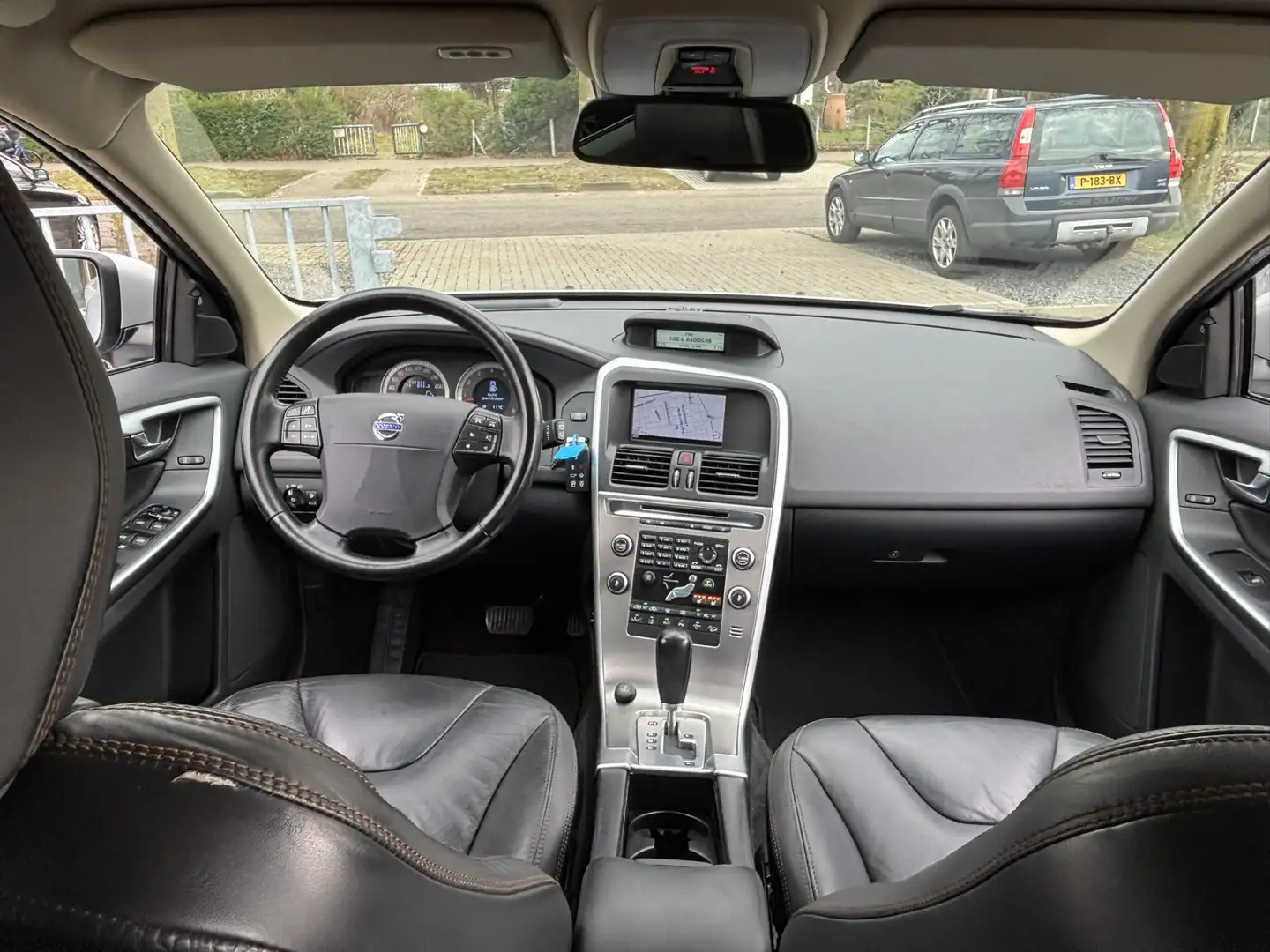 Volvo XC60 3.0 T6 AWD Summum LPG Driver Support Keyless BTW v Zilver - 2