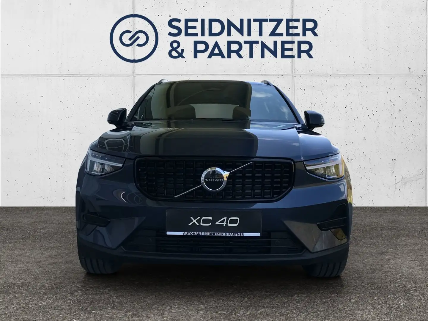 Volvo XC40 B3 Plus Dark 2WD Blau - 2