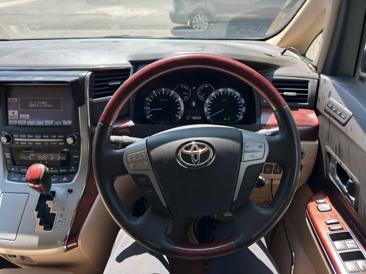 Toyota Alphard снимка Toyota Alphard